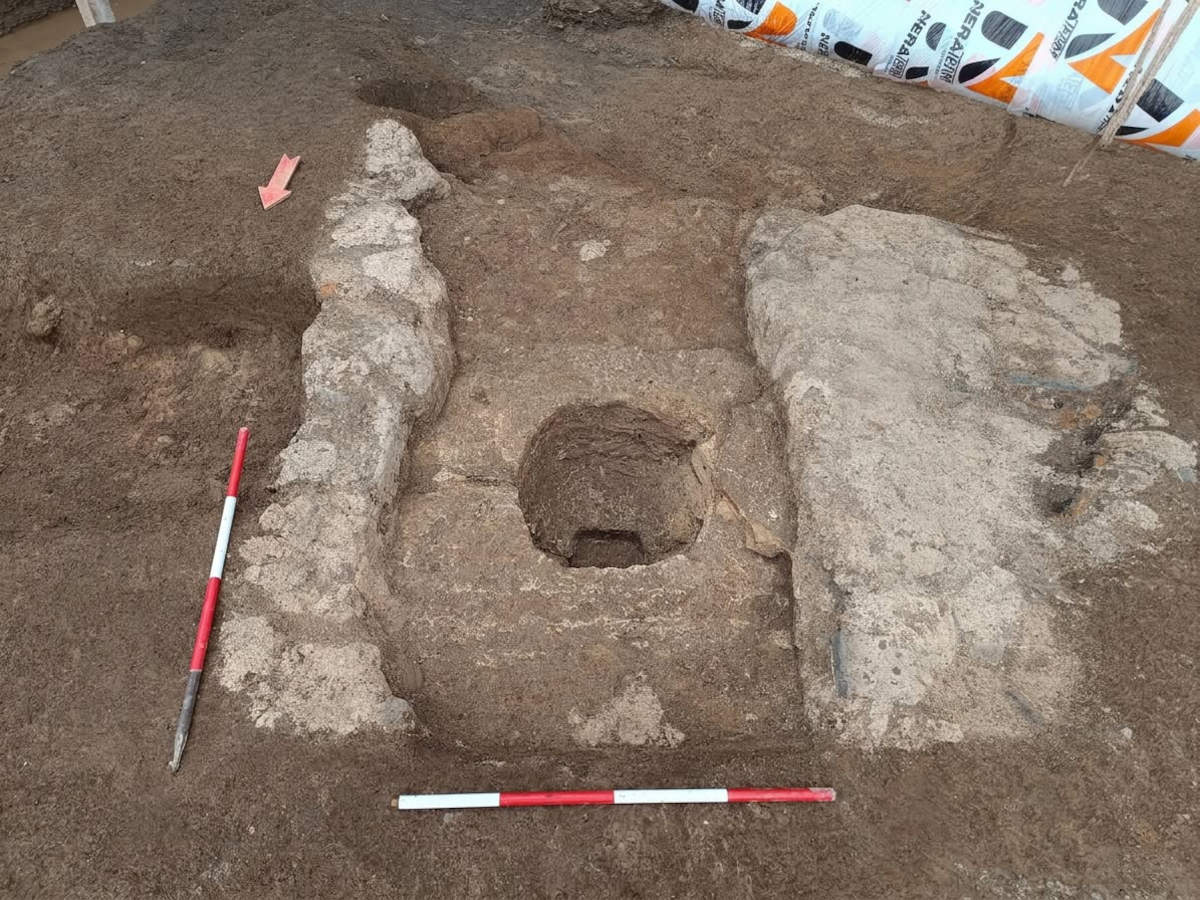 La tombe « en cube » avec le cratère figuré fabriqué à Corinthe. Photo : Ministère de la Culture - Surintendance de l'archéologie, des beaux-arts et du paysage de Salerne et d'Avellino