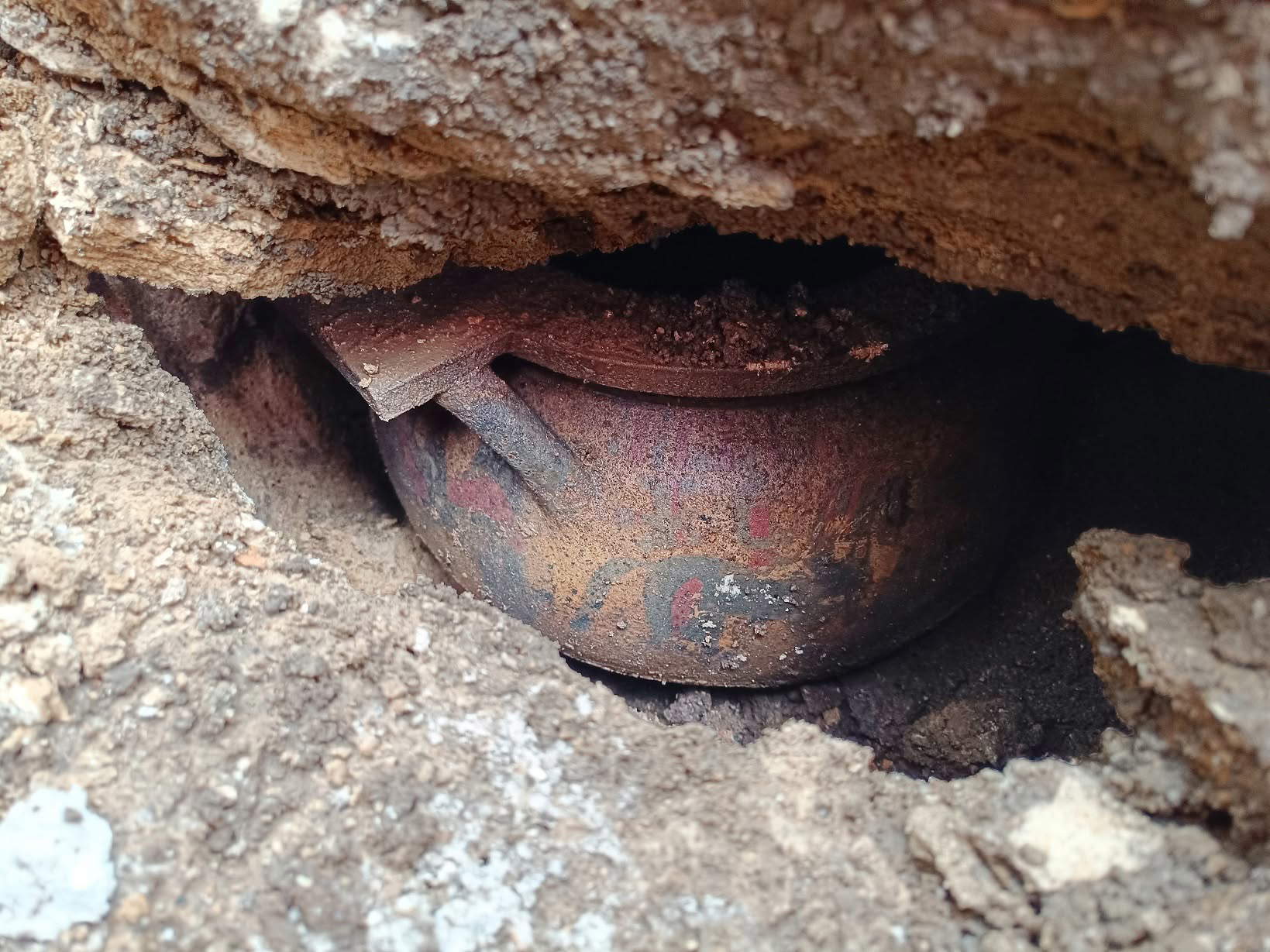 La tombe « en cube » avec le cratère figuré fabriqué à Corinthe. Photo : Ministère de la Culture - Surintendance de l'archéologie, des beaux-arts et du paysage de Salerne et d'Avellino