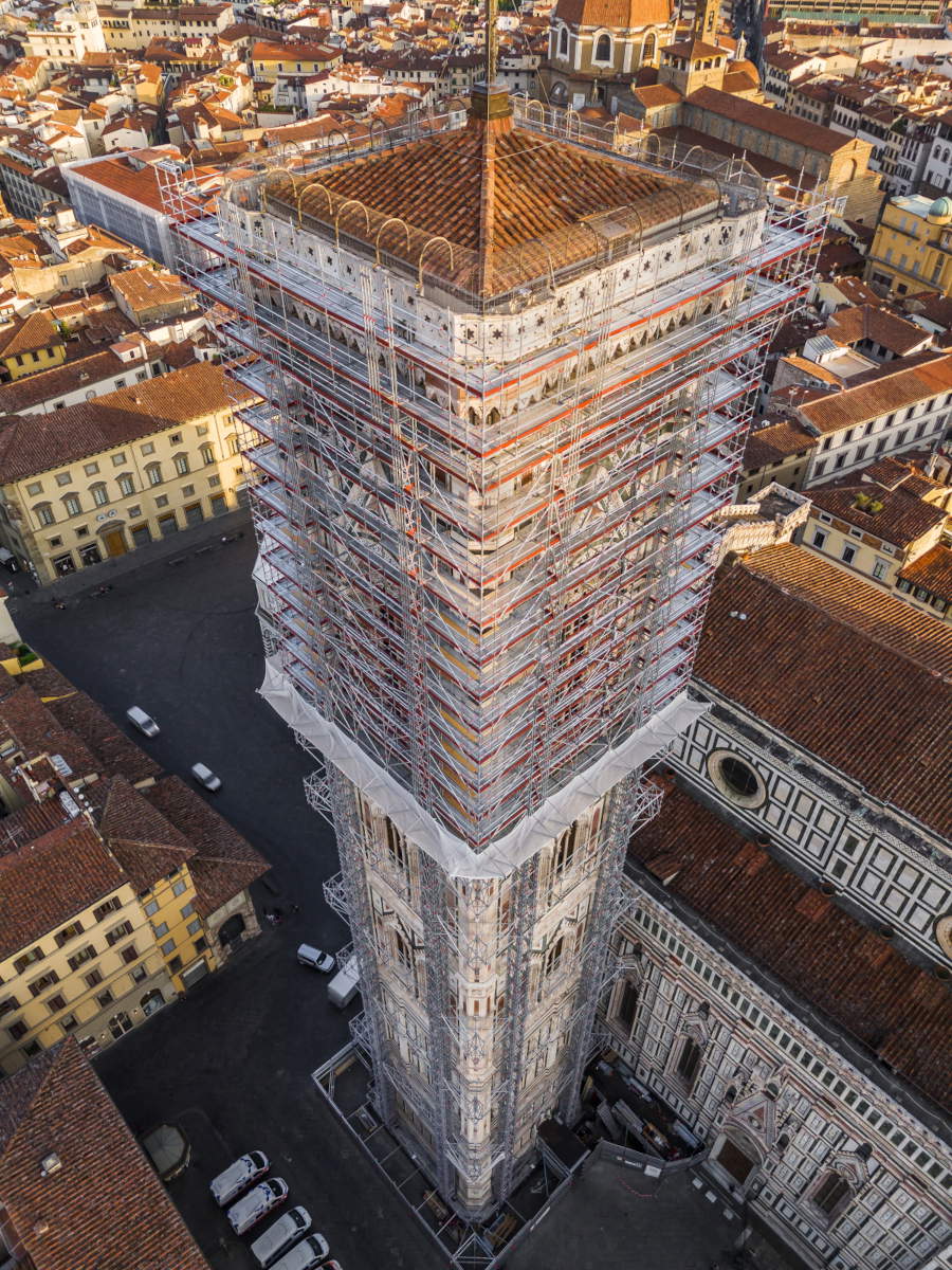 Erection of the scaffolding at the Giotto’s Bell Tower restoration site. Courtesy of the Opera di Santa del Fiore. Photo: Fabio Muzzi