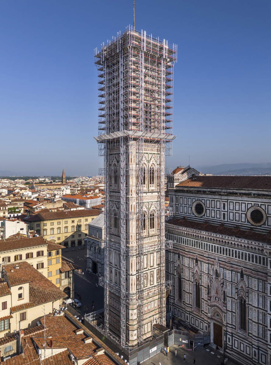 Erection of the scaffolding at the Giotto’s Bell Tower restoration site. Courtesy of the Opera di Santa del Fiore. Photo: Fabio Muzzi