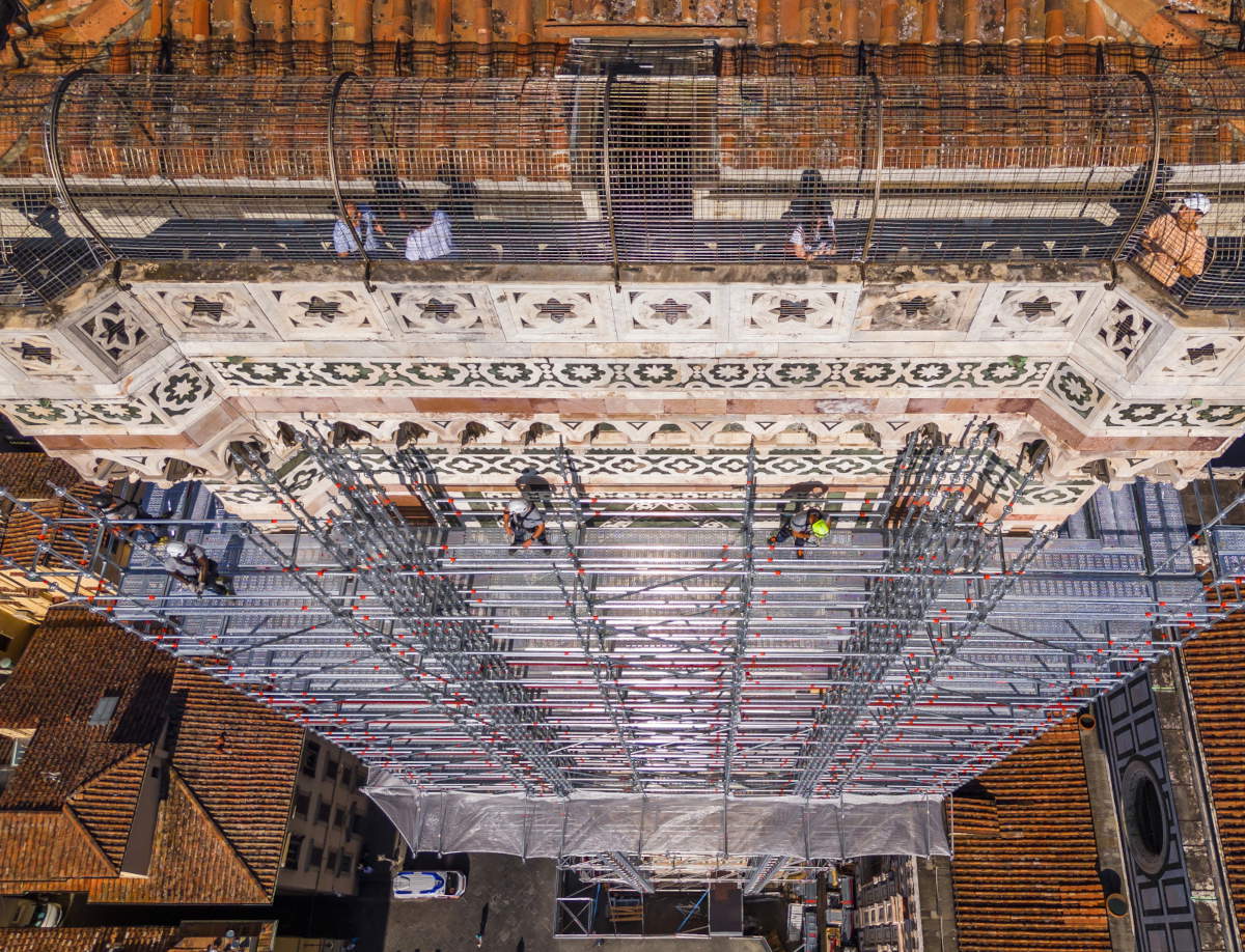 Erection of the scaffolding at the Giotto’s Bell Tower restoration site. Courtesy of the Opera di Santa del Fiore. Photo: Fabio Muzzi