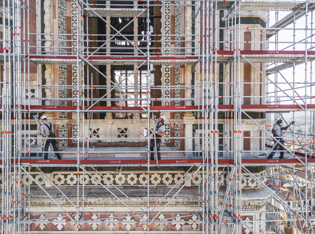 Erection of the scaffolding at the Giotto’s Bell Tower restoration site. Courtesy of the Opera di Santa del Fiore. Photo: Fabio Muzzi