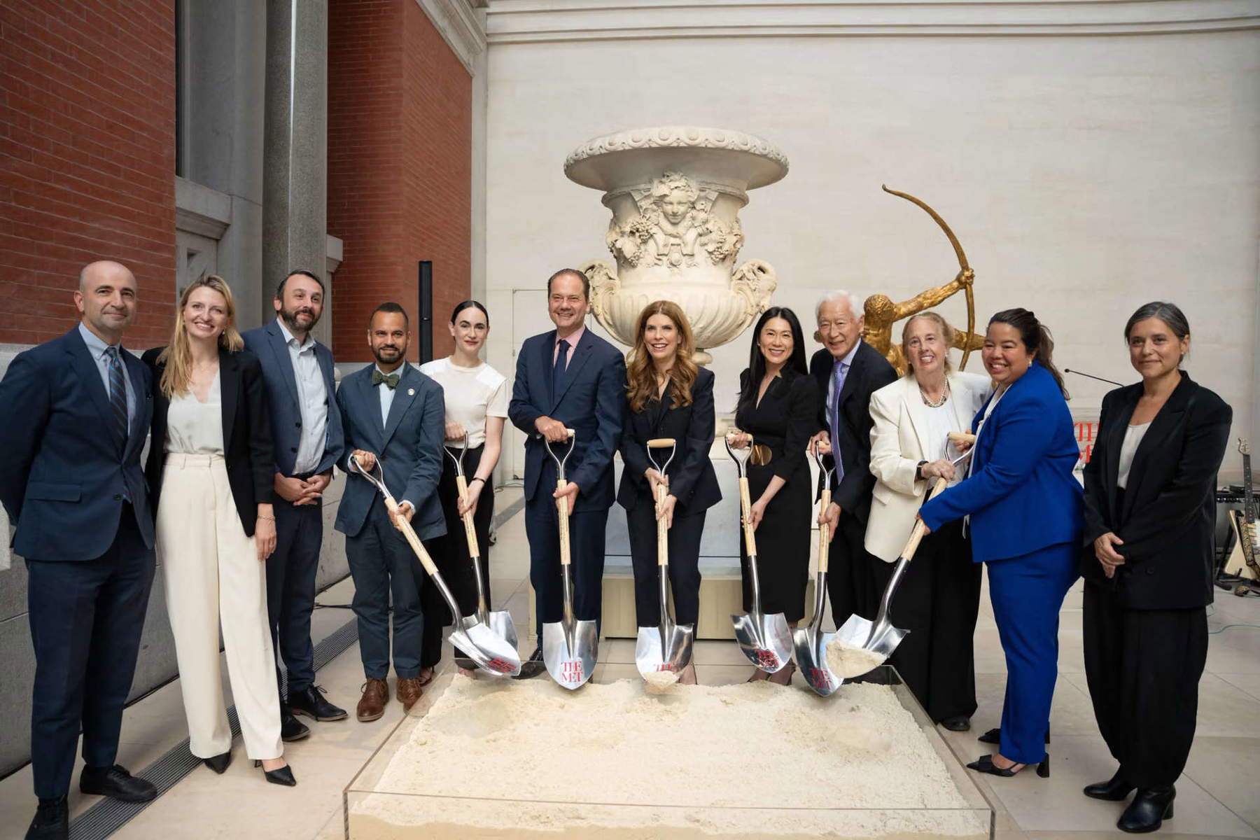 Cerimonia di posa della prima pietra. Da sinistra a destra: David Breslin, Virginia Maloney, Keith Powers, Jose Serrano, Frida Escobedo, Max Hollein, Julie Menin, Agnes Hsu-Tang, Oscar L. Tang, Gale Brewer, Tricia Shimamura, Brett Gaillard. Foto: Brian Rodriguez
