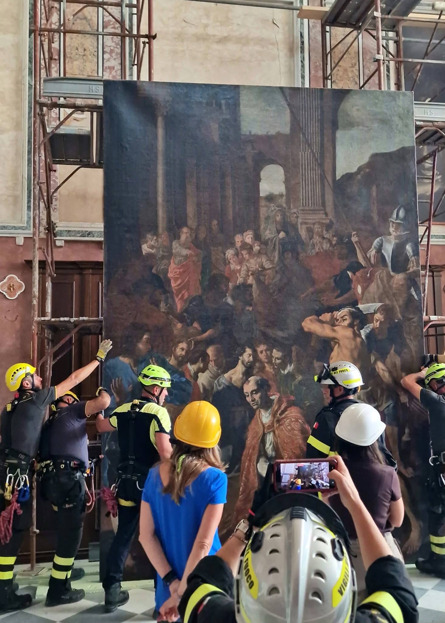 Die Demontage des Gemäldes „Das Martyrium der Heiligen Gennaro und Procolo“ von Agostino Beltrano. Foto: Kulturministerium – Oberaufsicht für Archäologie, Bildende Künste und Landschaft des Großraums Neapel