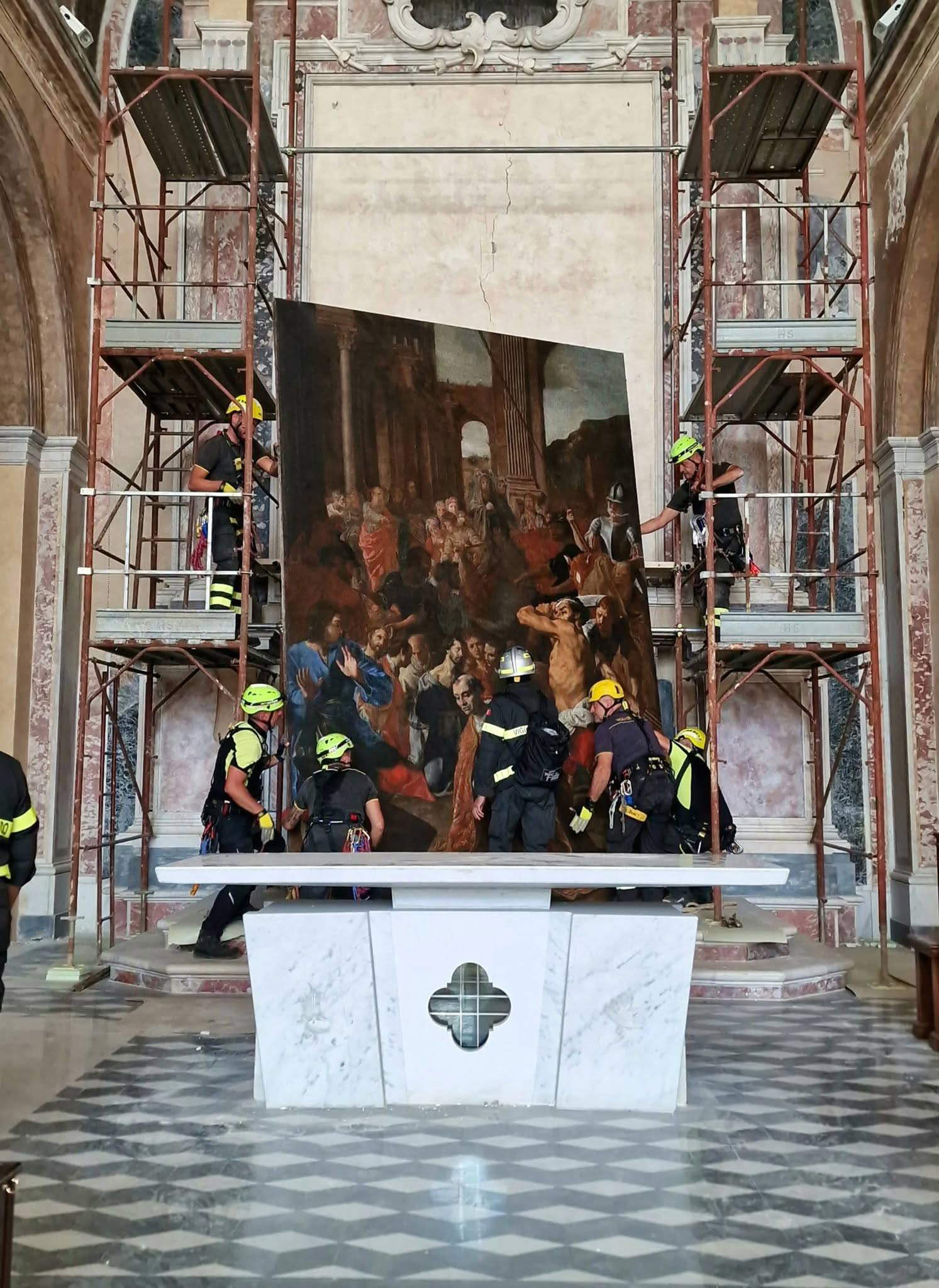 Die Demontage des Gemäldes „Das Martyrium der Heiligen Gennaro und Procolo“ von Agostino Beltrano. Foto: Kulturministerium – Oberaufsicht für Archäologie, Bildende Künste und Landschaft des Großraums Neapel