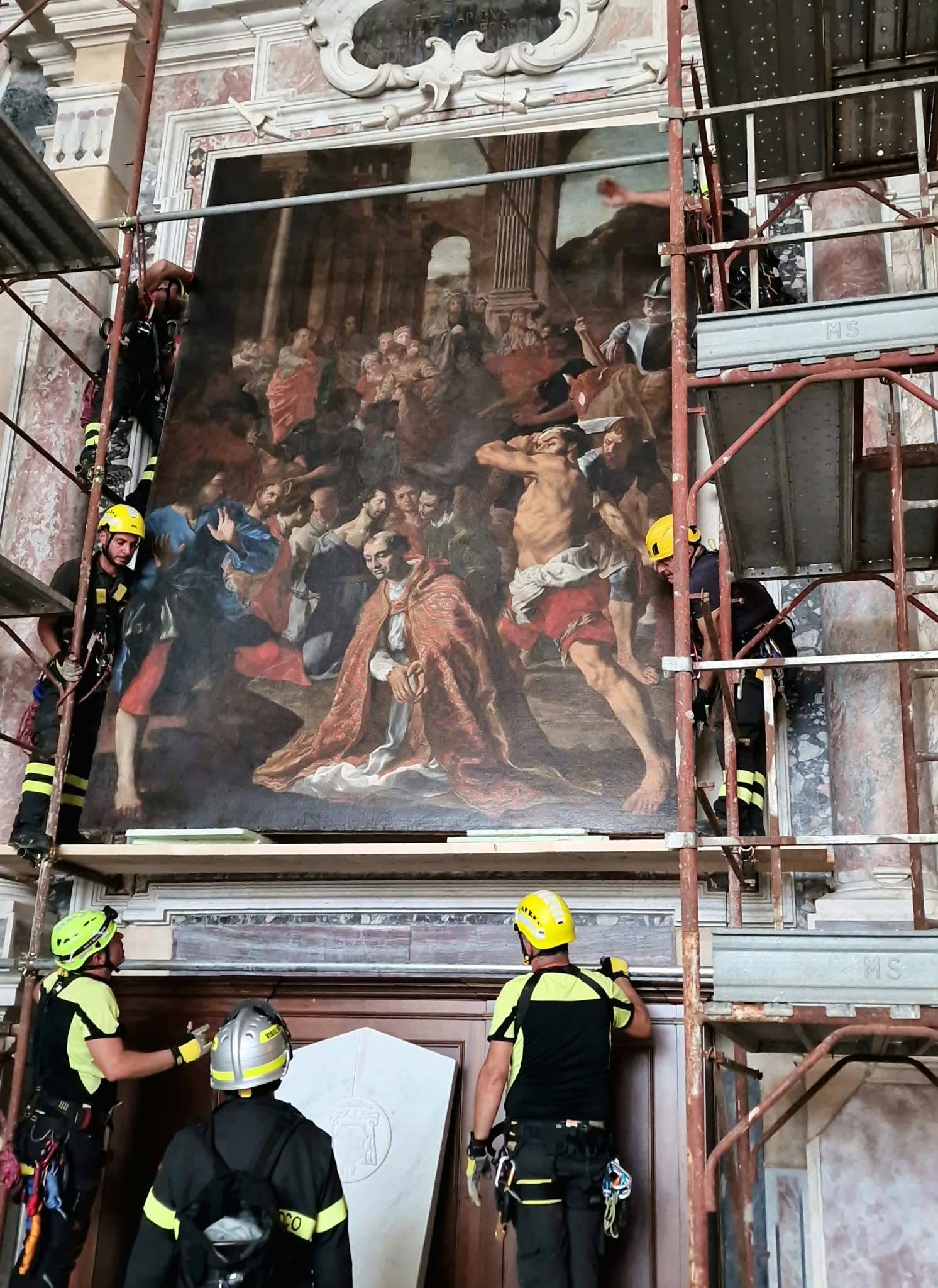 Die Demontage des Gemäldes „Das Martyrium der Heiligen Gennaro und Procolo“ von Agostino Beltrano. Foto: Kulturministerium – Oberaufsicht für Archäologie, Bildende Künste und Landschaft des Großraums Neapel