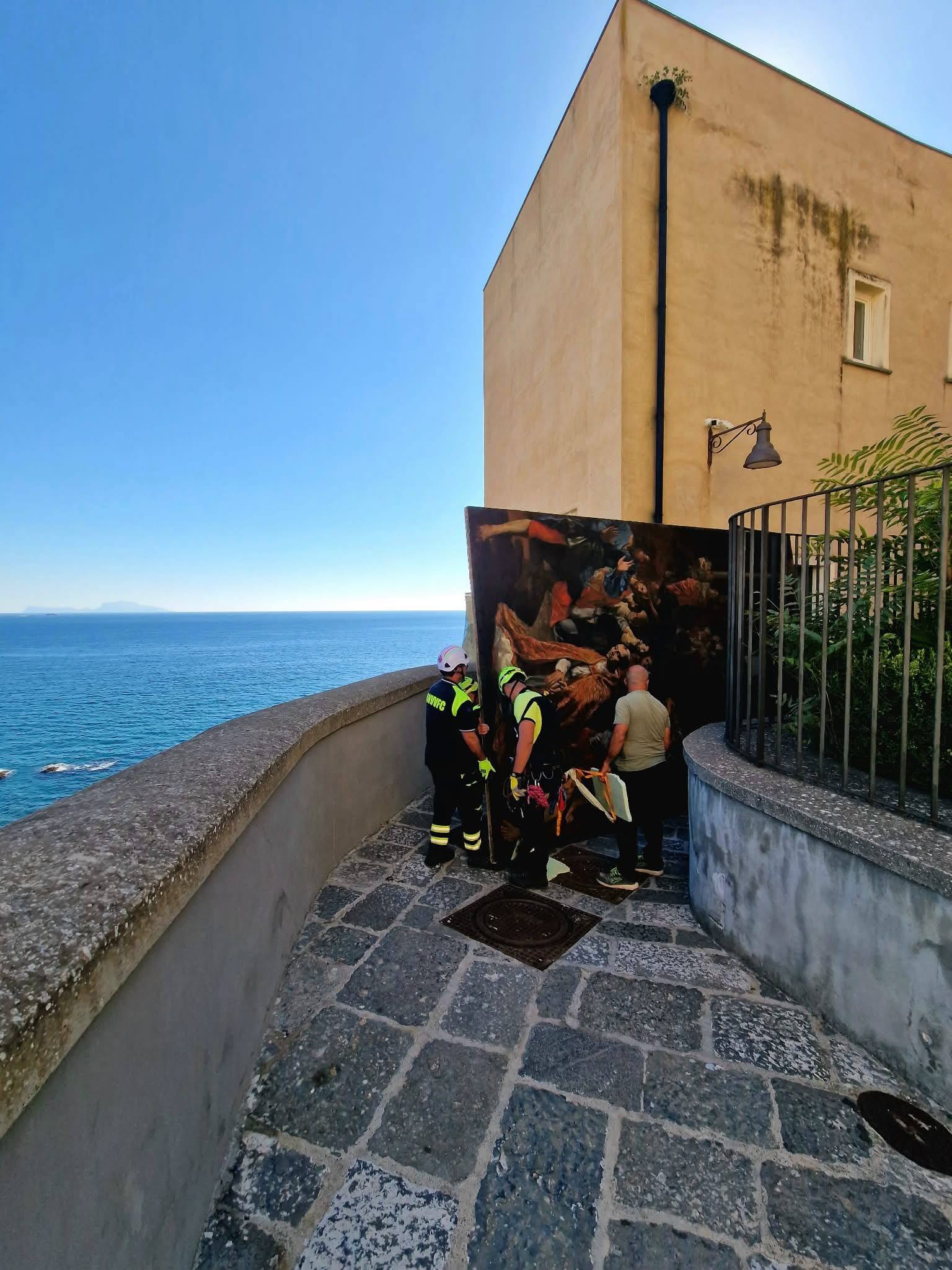 Die Demontage des Gemäldes „Das Martyrium der Heiligen Gennaro und Procolo“ von Agostino Beltrano. Foto: Kulturministerium – Oberaufsicht für Archäologie, Bildende Künste und Landschaft des Großraums Neapel
