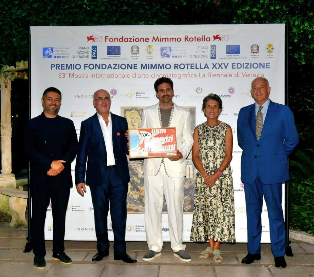 Preisverleihung des PREMIO FONDAZIONE MIMMO ROTELLA. Von links: Gianvito Casadonte, künstlerischer Leiter des Preises; Mario Nuciforo, Vizepräsident der Stiftung Mimmo Rotella; Andrea Pallaoro; Karole P.B. Vail, Direktorin der Peggy Guggenheim-Sammlung; Nicola Canal, Präsident der Stiftung Mimmo Rotella