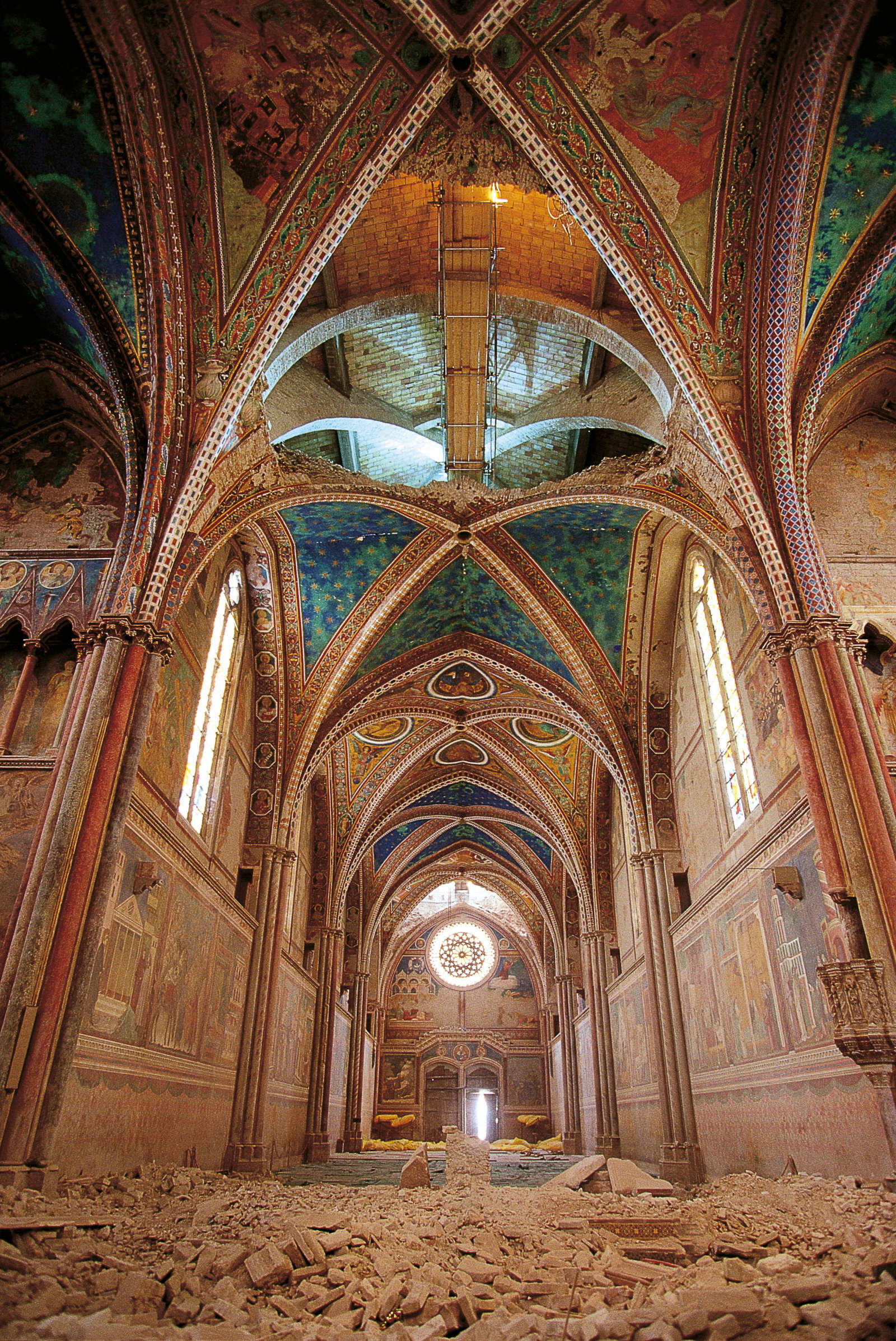 1997, earthquake and restoration of the Basilica of St. Francis. Photo: Ghigo Roli