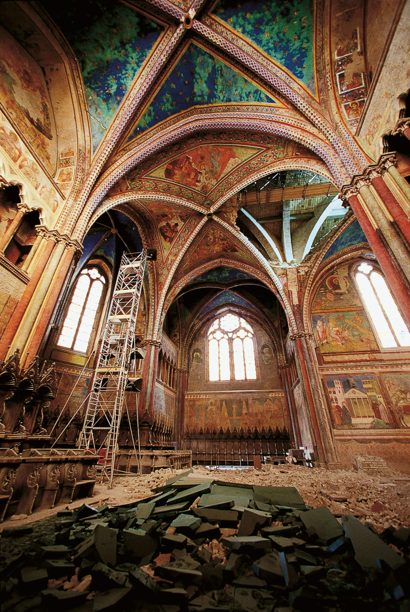 1997, earthquake and restoration of the Basilica of St. Francis. Photo: Ghigo Roli