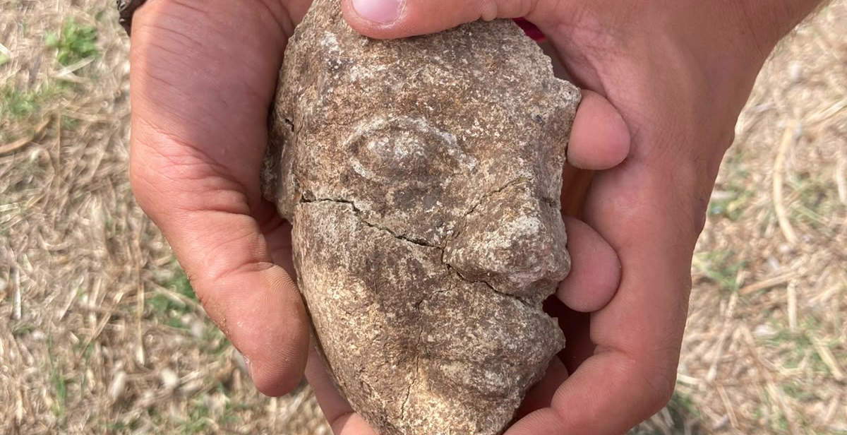 En Pyrgi (Santa Marinella, Roma) vuelve a salir a la luz el rostro de la diosa Uni: nuevo hallazgo en el Templo B