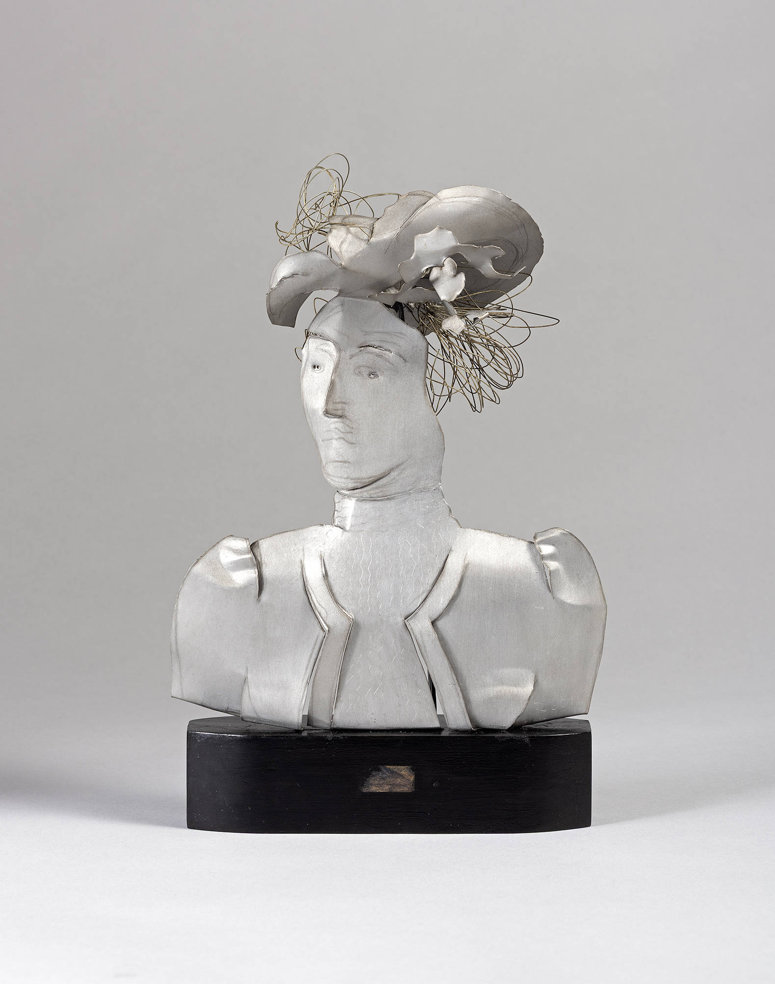 雷吉娜-卡索罗，《外省女士》（Signora dell'800）（1930-31 年；铝和黄铜线，27.5 &times; 19 &times; 8.5 厘米）&copy; 文化部维杰瓦诺洛梅利纳国家考古博物馆