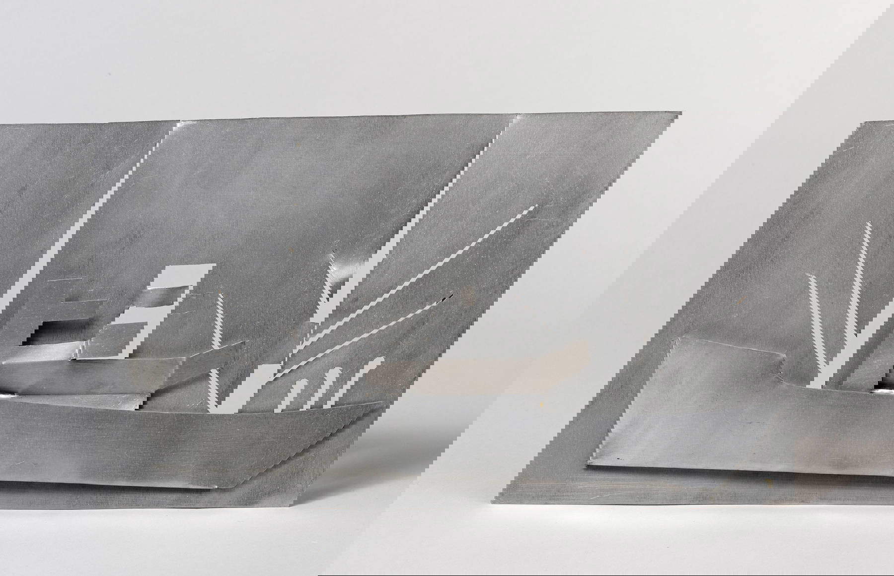 Regina Cassolo，Nave（蒸汽船）（1933-34；铝 22.3 &times; 39.2 &times; 3 厘米）&copy; 文化部维杰瓦诺洛美利纳国家考古博物馆