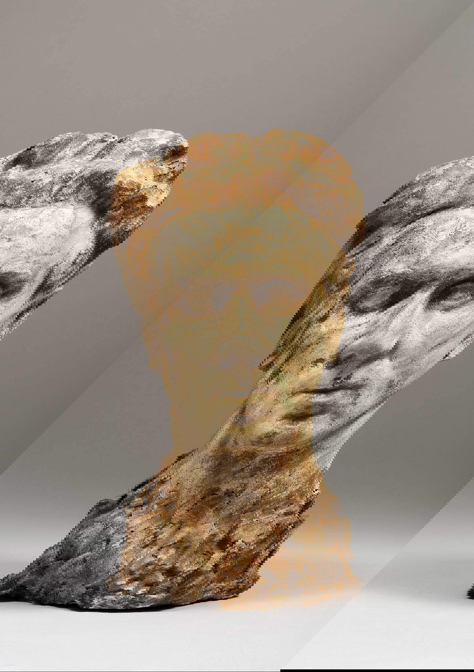 雷吉娜-卡索罗，《路易吉-布拉奇肖像》（约 1925 年；石膏，43 &times; 24 &times; 24.5 厘米）&copy; 文化部维杰瓦诺洛梅利纳国家考古博物馆