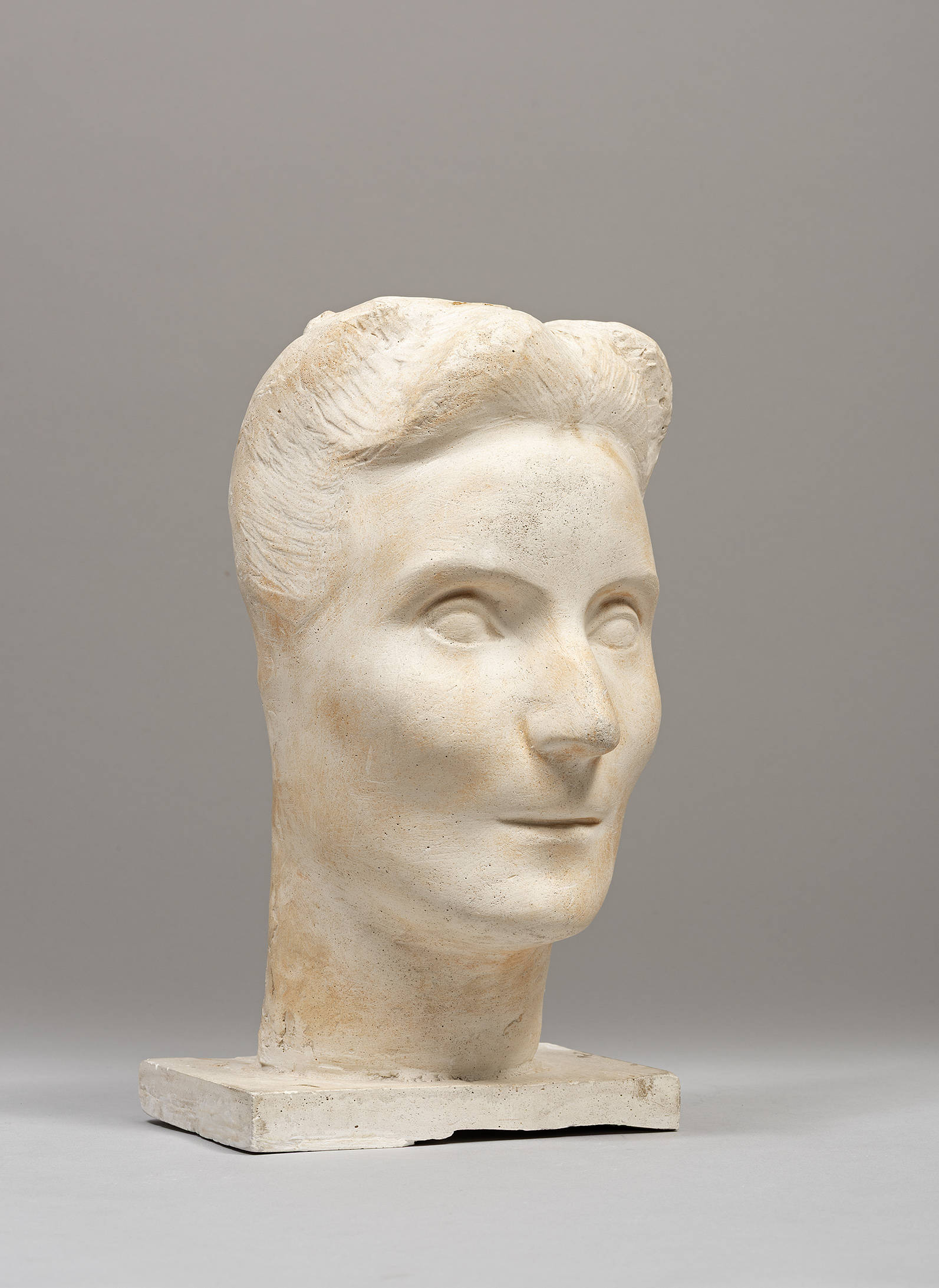 雷吉娜-卡索罗，《女人头像（自画像）》（1925-1927 年；石膏，30 &times; 19 &times; 15 厘米）&copy; 文化部维杰瓦诺洛梅里纳国家考古博物馆