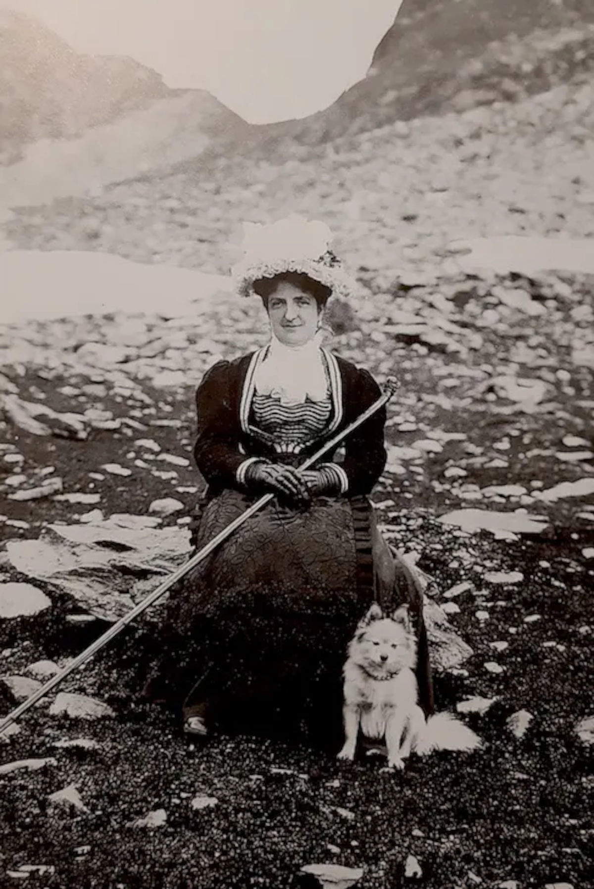 Königin Margaret bei einem Ausflug mit Hund