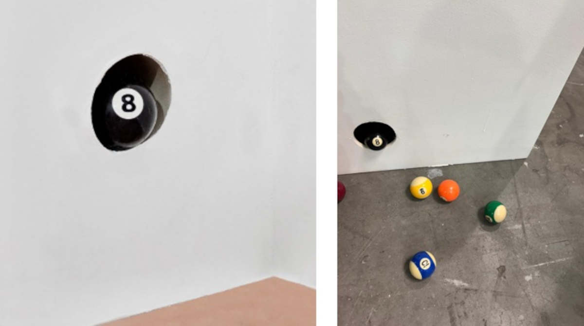 Renata Lucas, O Perde (La perte) (2022 ; 3 machines motorisées à double tension, 6 séries de 15 boules de billard, piste audio, dimensions déterminées par l&rsquo;espace d&rsquo;exposition). Acquis par A Gentil Carioca, Rio de Janeiro