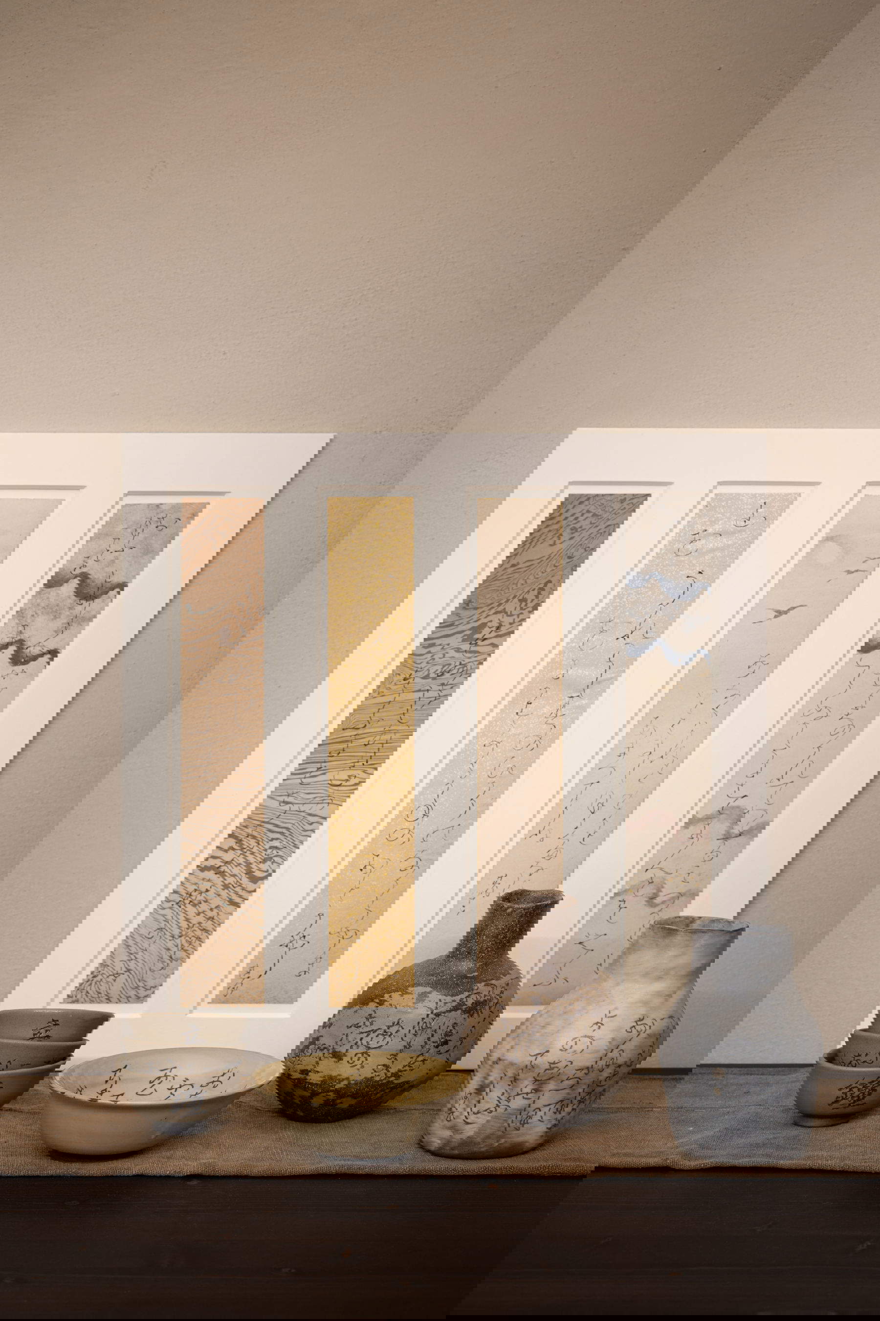 Rengetsu: 4 tanzaku with calligraphies of 4 of his poems, from left: 569, 56, 546, 684. Bruno Riva and Katia Bagnoli: 4 bowls, 1 bottle, 1 vase with engraved poems by Rengetsu / 2025 / Engraved pottery. Photo: Tomoyuki Tsuruta