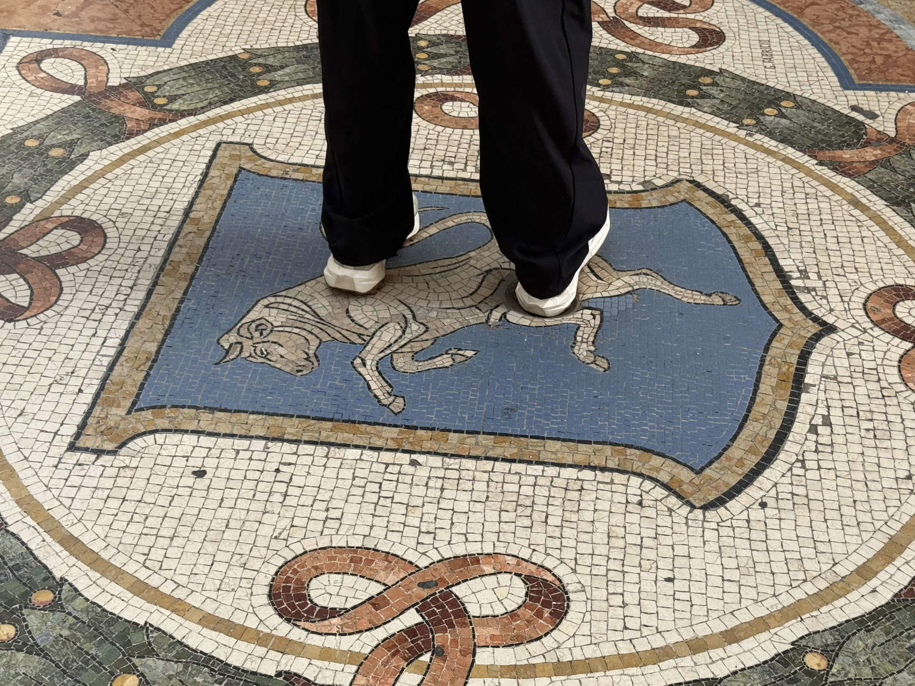 Restauro del Toro rampante nella Galleria Vittorio Emanuele. Foto: Comune di Milano