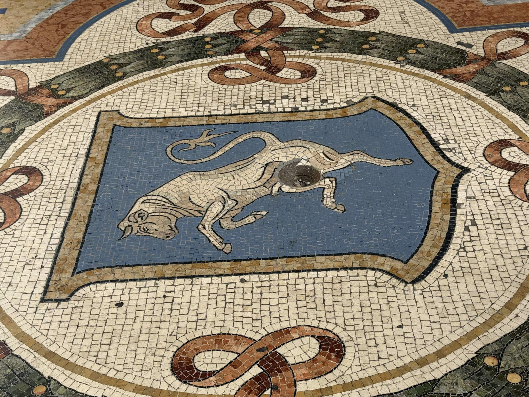 Restauro del Toro rampante nella Galleria Vittorio Emanuele. Foto: Comune di Milano