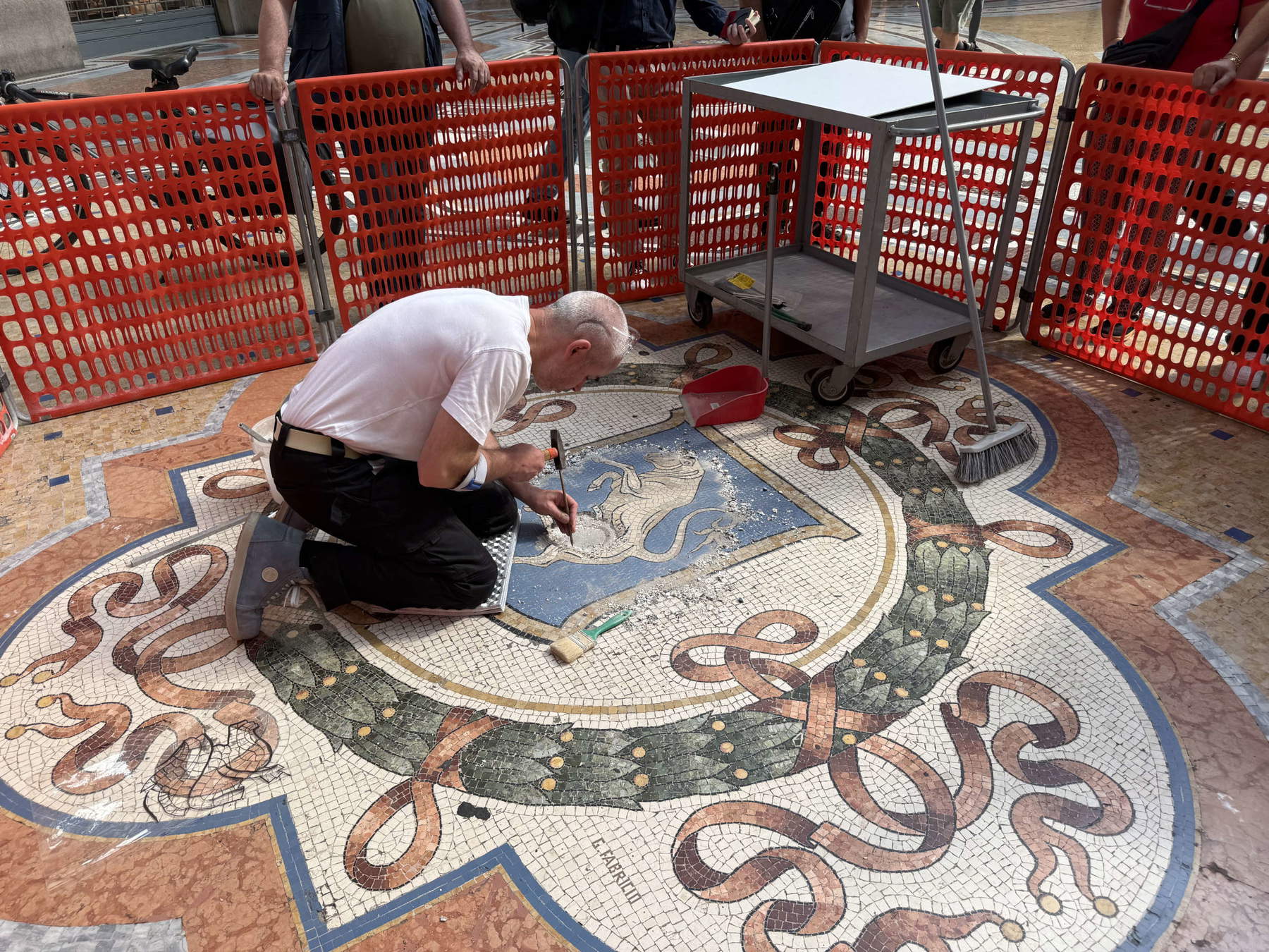 Restauro del Toro rampante nella Galleria Vittorio Emanuele. Foto: Comune di Milano