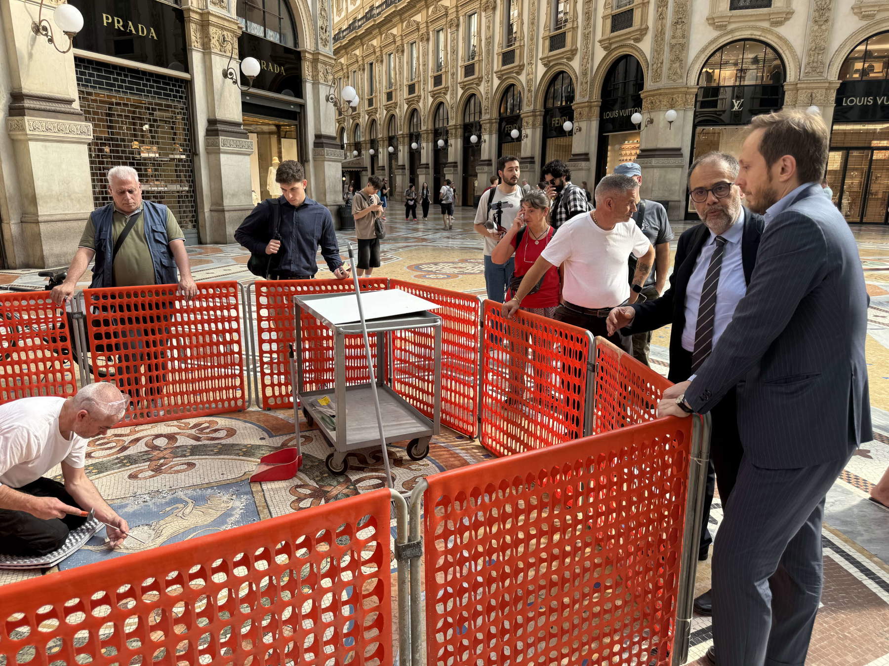 Restauro del Toro rampante nella Galleria Vittorio Emanuele. Foto: Comune di Milano