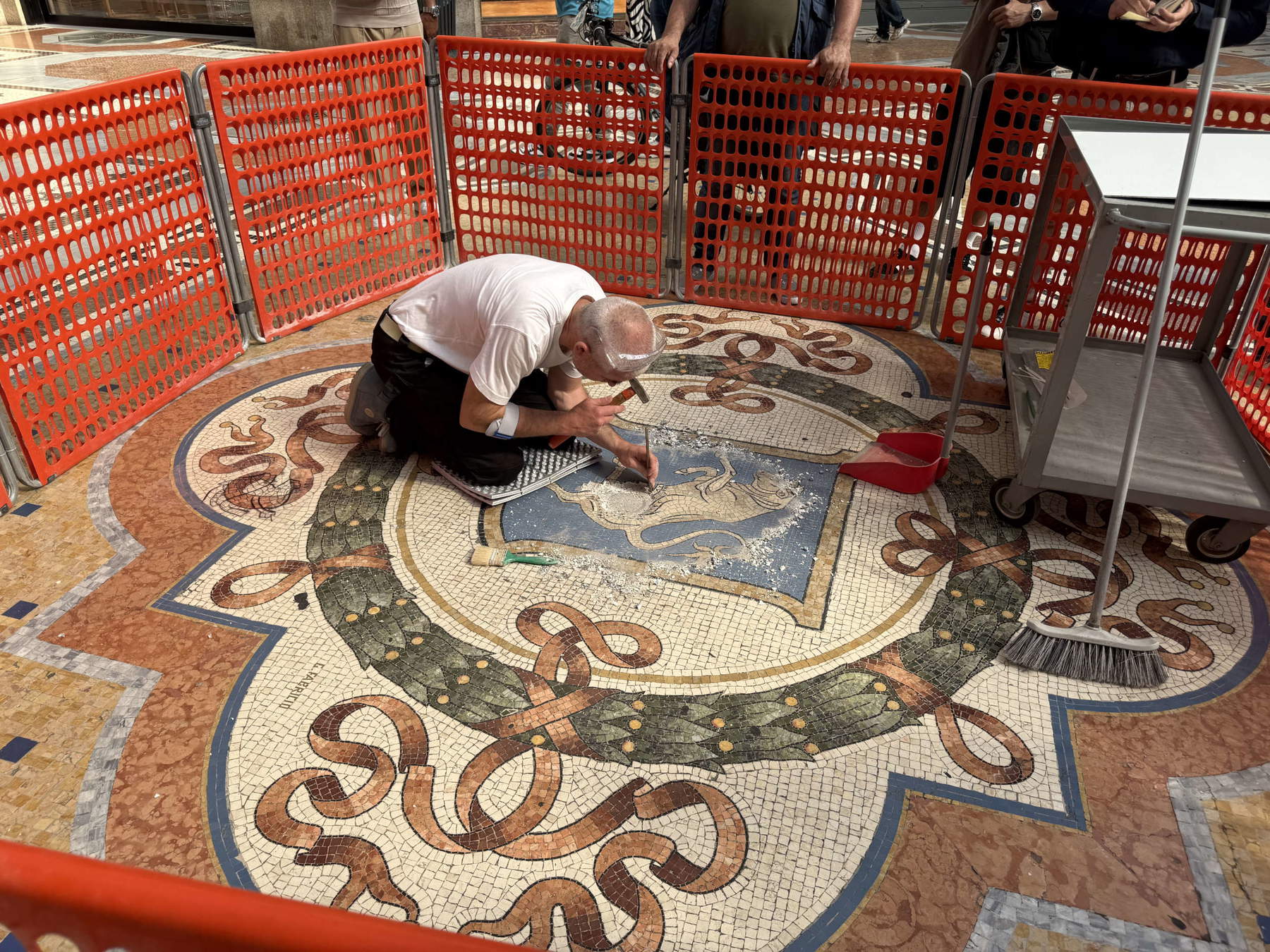 Restauro del Toro rampante nella Galleria Vittorio Emanuele. Foto: Comune di Milano