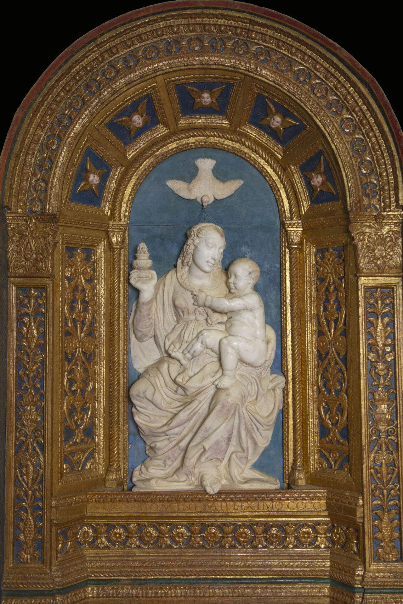 Francesco di Simone Ferrucci und Giovan Battista da Norcia, Madonna mit Kind und Engeln (1511; Steinskulptur in einem Tabernakel aus geschnitztem, vergoldetem und bemaltem Holz). Foto: Massimo Achilli und Silvia Spacca