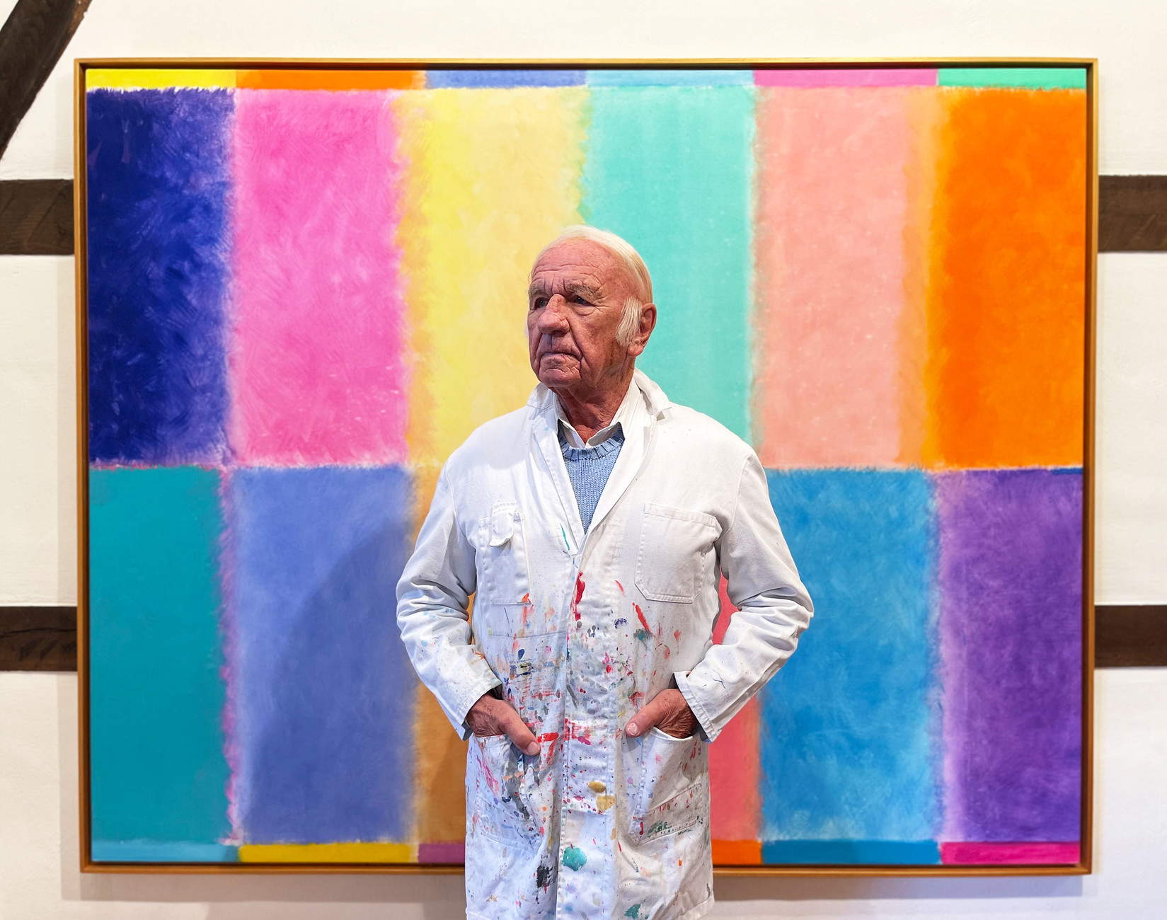 Ritratto di Heinz Mack nel dicembre 2021 davanti a una Chromatic Constellation realizzata nello stesso anno, il 2021. Archiv Mack und VG Bildkunst Bonn, 2026.
