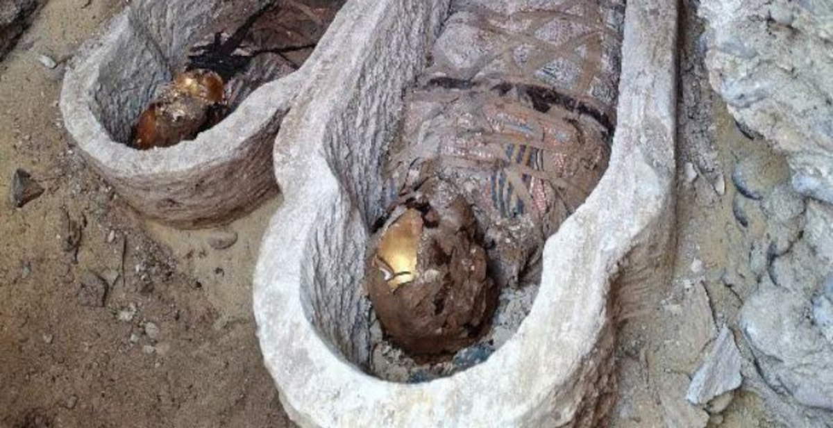 Égypte, découverte d'une tombe romaine avec des langues d'or et un rare papyrus de l'Iliade sur le site de Bahnasa