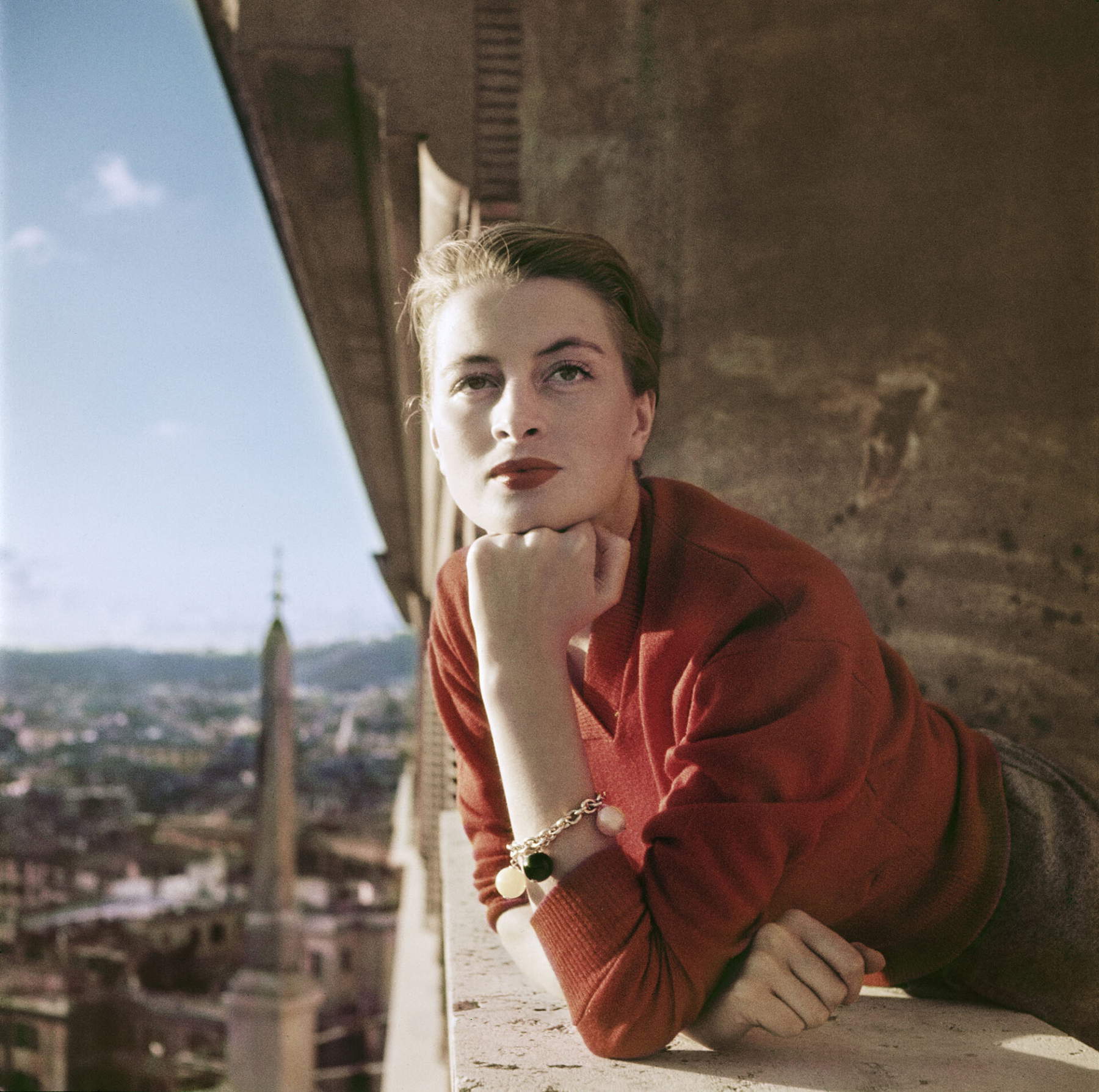 Robert Capa, Capucine, französisches Model und Schauspielerin, auf einem Balkon in Rom (August 1951; New York, Sammlung des International Center of Photography). Bildnachweis: ICP/Magnum Photos