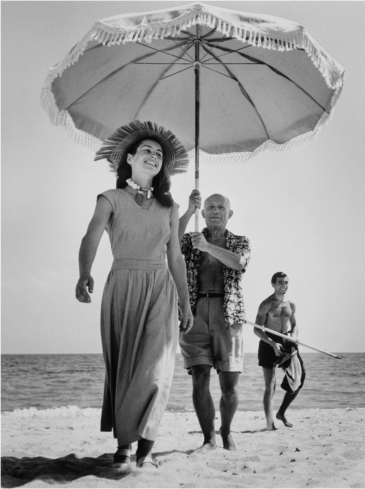 Robert Capa, Pablo Picasso mit Fran&ccedil;oise Gilot und seinem Neffen Javier Vilat&oacute; am Strand von Golfe-Juan, Frankreich (August 1948; New York, Sammlung des International Center of Photography). Bildnachweis: ICP/Magnum Photos