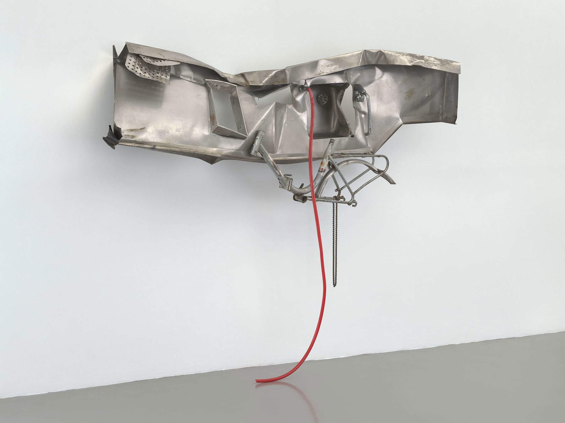 Robert Rauschenberg, Mobile Cluster Glut (Neapolitan) (1987; metal ensamblado con tubos de plástico, 104,8 x 240 x 47 cm; Fundación Robert Rauschenberg) &copy; Fundación Robert Rauschenberg. Foto: Ron Amstutz