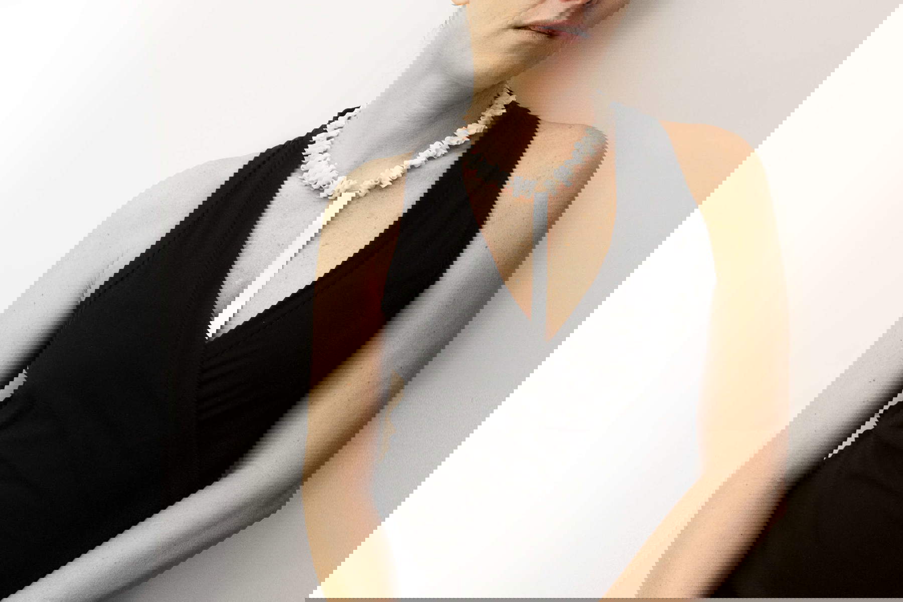 Roberta Sama, Washi (2017 ; porcelaine, os, collier en argent ; Turin, Archives SSAA/MIAAO)