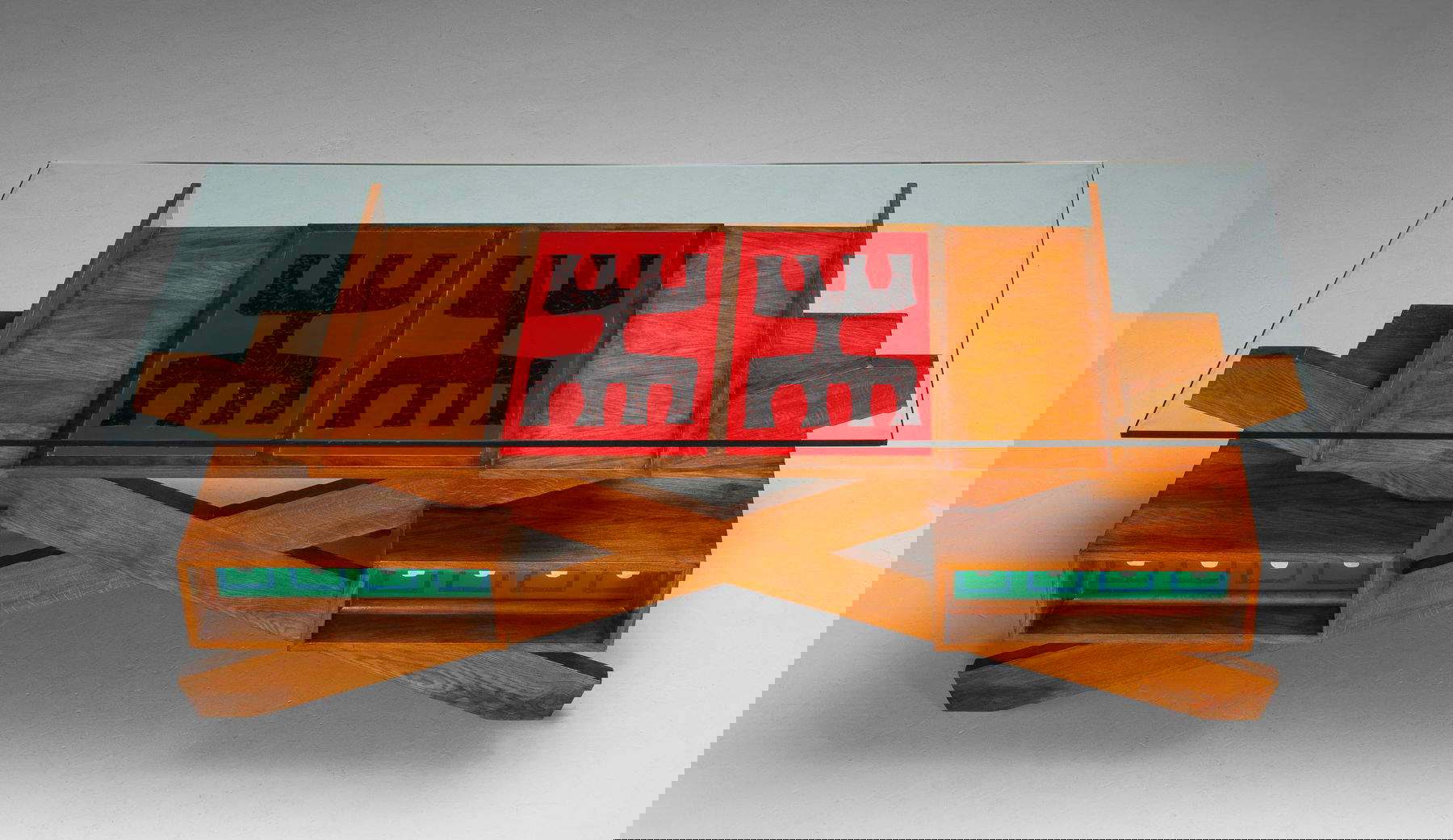 Renato Angeli y Claudio Olivieri, Escritorio de nogal con estructura de soporte de metal lacado y tapa de cristal biselado, elementos decorativos de cristal eglomizado con adornos abstractos (1951; 203 x 93 x 78 cm; Italia) Foto: Robertaebasta