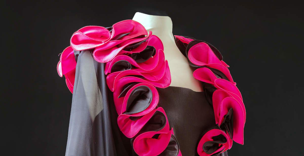Roberto Capucci dresses his muses: in Turin, fifty dresses tell the story of his creative universe