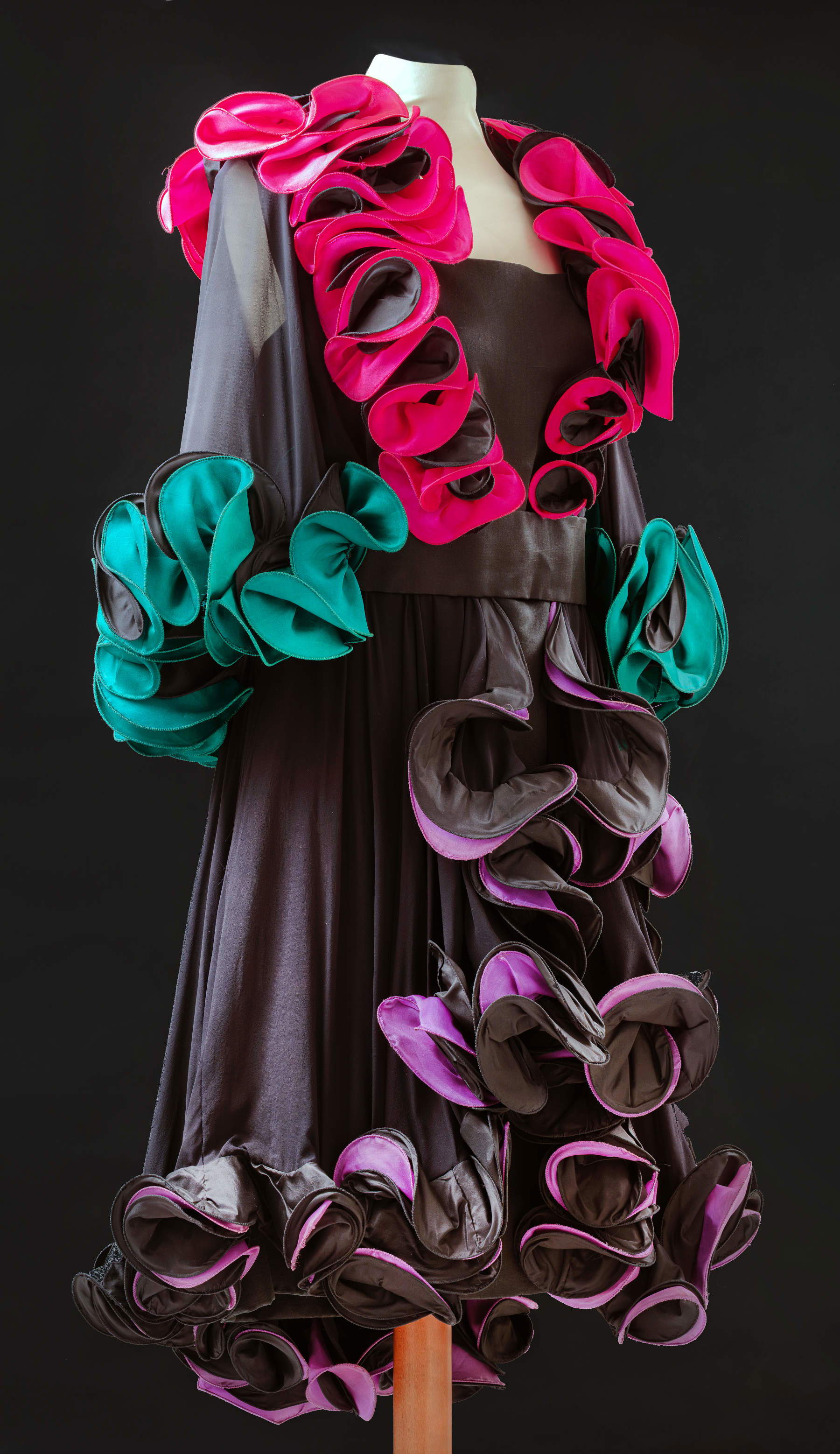 Roberto Capucci, Abito da cocktail in chiffon di seta con rouges in taffetas di seta (1980 1989; Collezione Duchessa Maria Luisa Gaetani d&rsquo;Aragona)