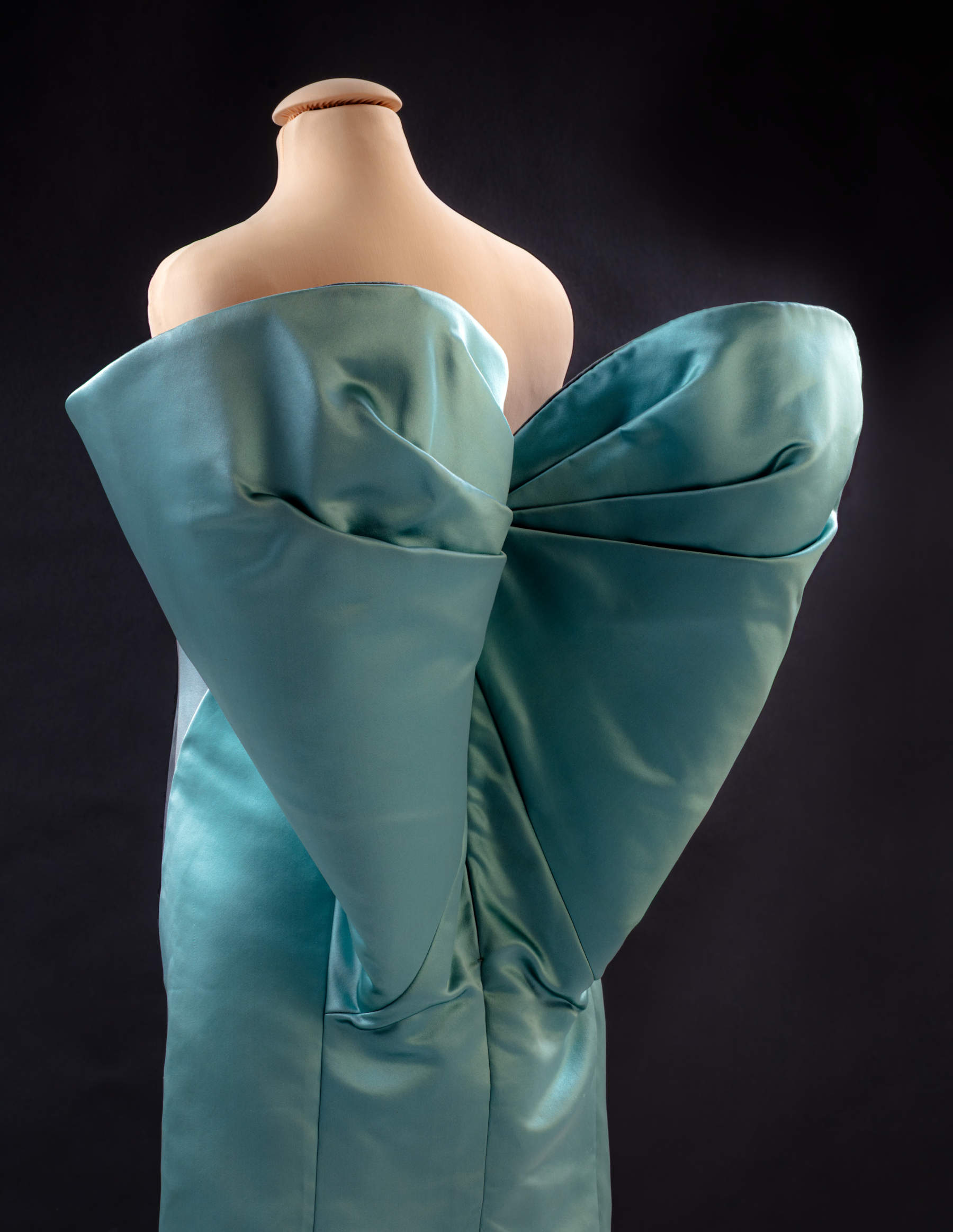 Roberto Capucci, Abito da sera in raso di seta (1985-1990; Collezione privata)