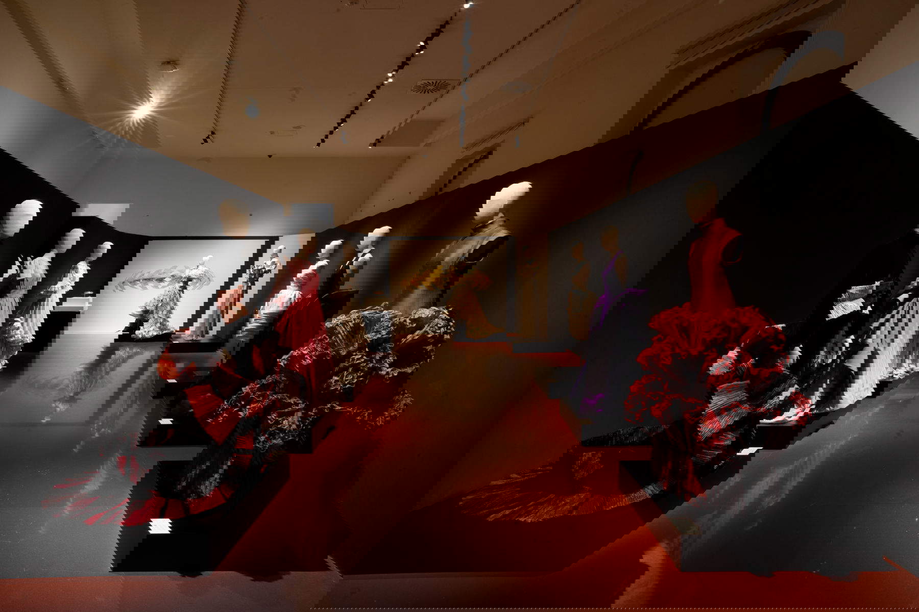 Zeitlose Formen. Roberto Capucci im Dialog mit MArTA. Skizzen im Eingang für temporäre Kunst des Museums. Foto: Paolo Buscicchio