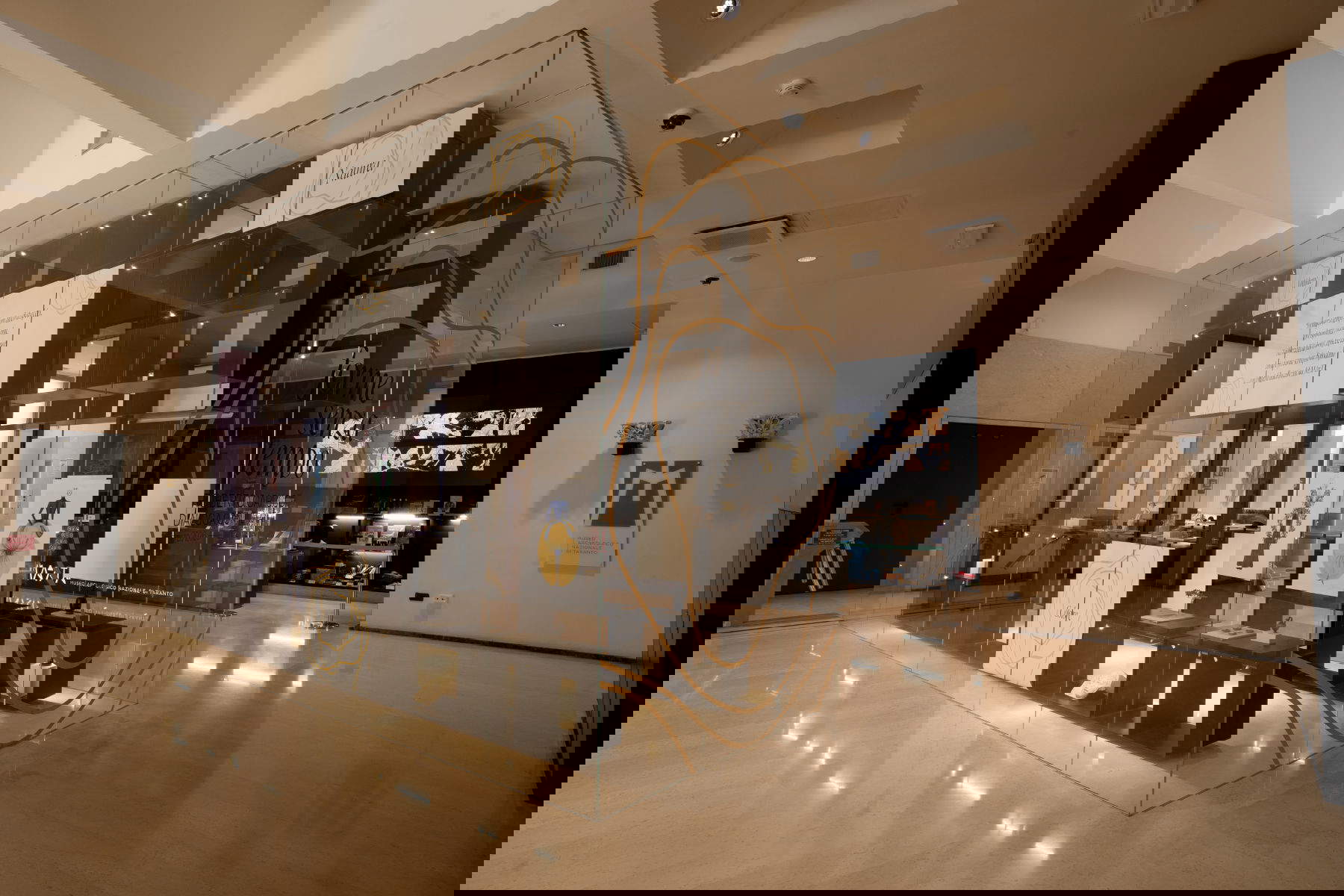 Zeitlose Formen. Roberto Capucci im Dialog mit MArTA. Skizzen im Eingang für temporäre Kunst des Museums. Foto: Paolo Buscicchio