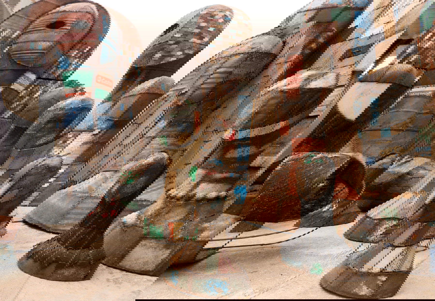 Roberto Diago, Hombres Libres / Free men (2025 ; installation, matériaux mixtes, dimensions variables) &copy;Estudio Diago. Par concession de Estudio Diago