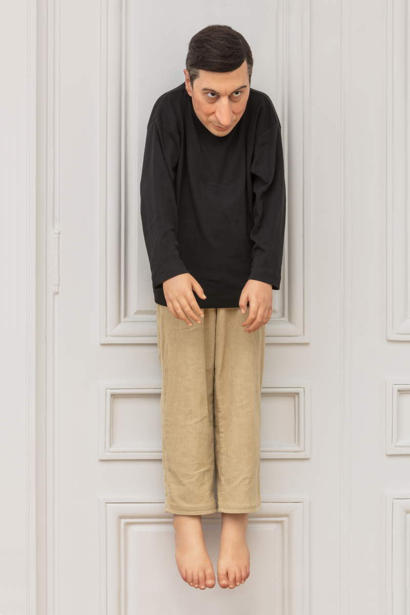 Maurizio Cattelan: Senza titolo (2000; resina poliestere, cera, pigmenti e tuta. Vista dell'installazione: Non aver paura dell'amore alla Monnaie de Paris, dal 21 ottobre 2016 all'8 gennaio 2017). Foto: Zeno Zotti. Per gentile concessione dell'Archivio di Maurizio Cattelan
