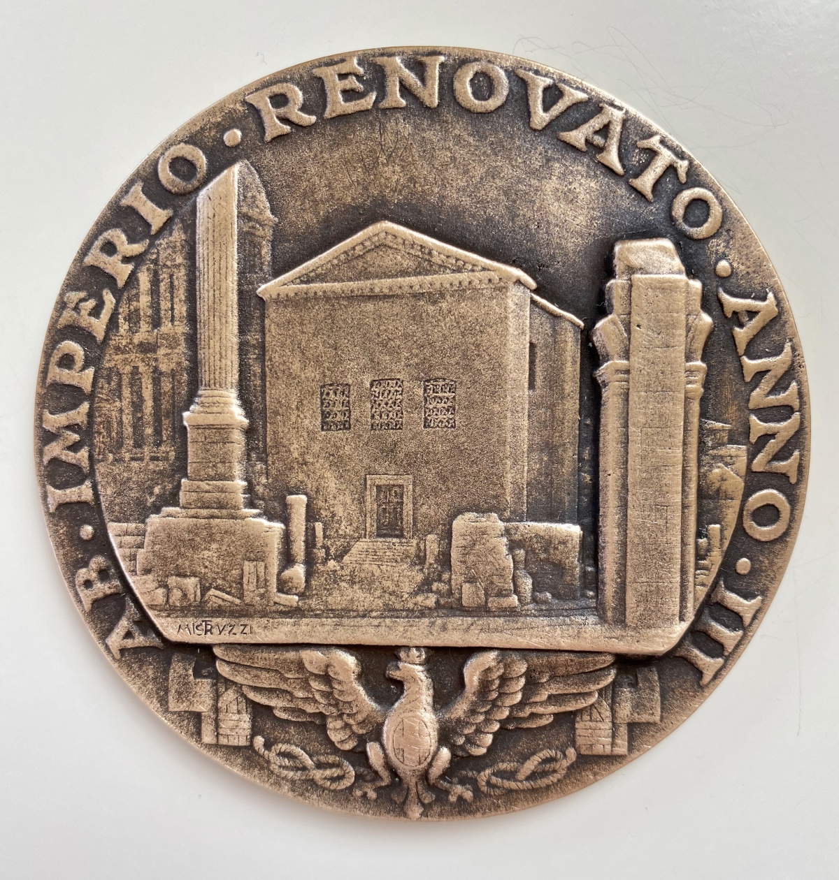 Medaglione commemorativo del restauro della Curia Iulia a tre anni dalla proclamazione dell&rsquo;impero, (1939; fusione / bronzo; Roma, collezione Amico Caporale Aurelio Mistruzzi)