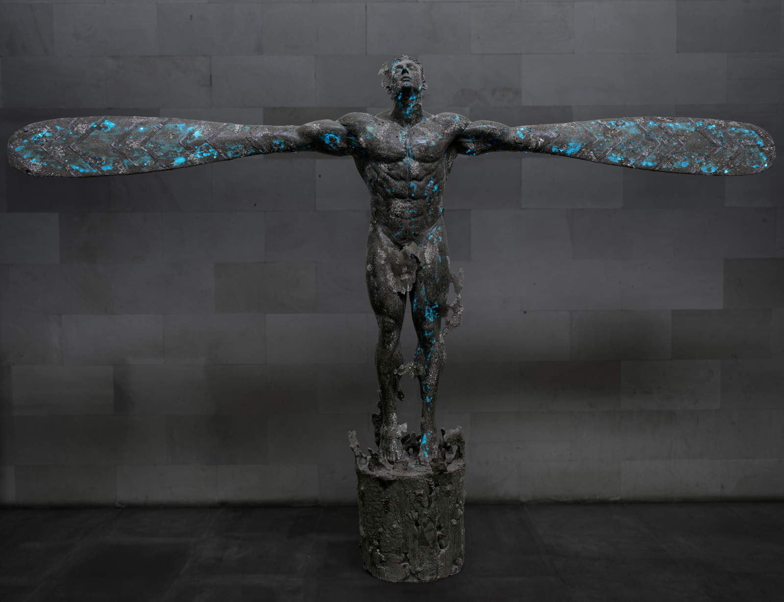 Ronald Ventura, Pescador (2025; bronce, acero, madera, fibra de vidrio/resina, pintura de poliuretano, 370 x 53 x 246 cm)