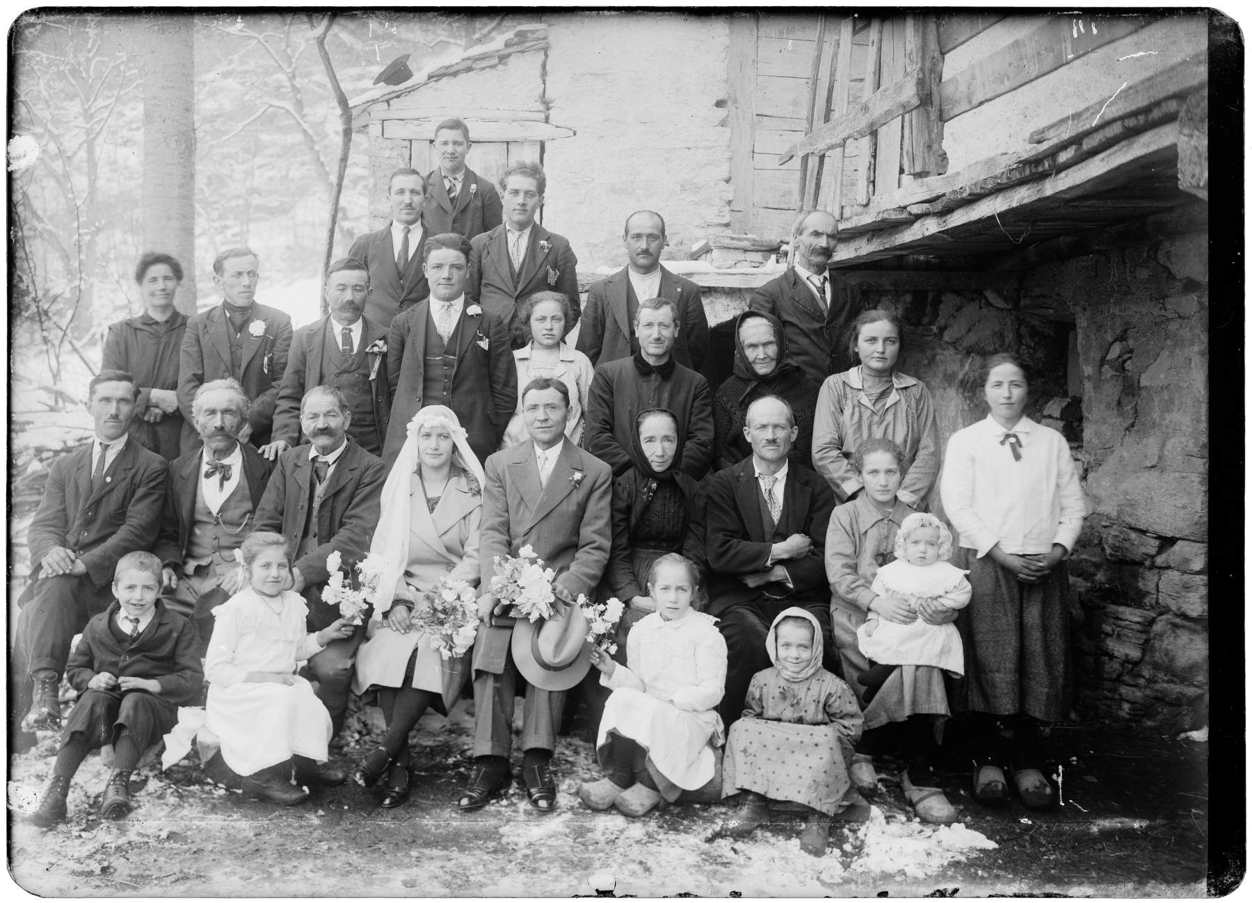 Rosalie D&rsquo;H&eacute;rin Seris, Les mari&eacute;s et leurs invit&eacute;s, Vall&eacute;e d&rsquo;Aoste (ann&eacute;es 1920 ; n&eacute;gatif noir et blanc à la g&eacute;latine-bromure, sur plaque de verre, 18 x 13 cm) &copy; Archives BREL - Fonds Seris