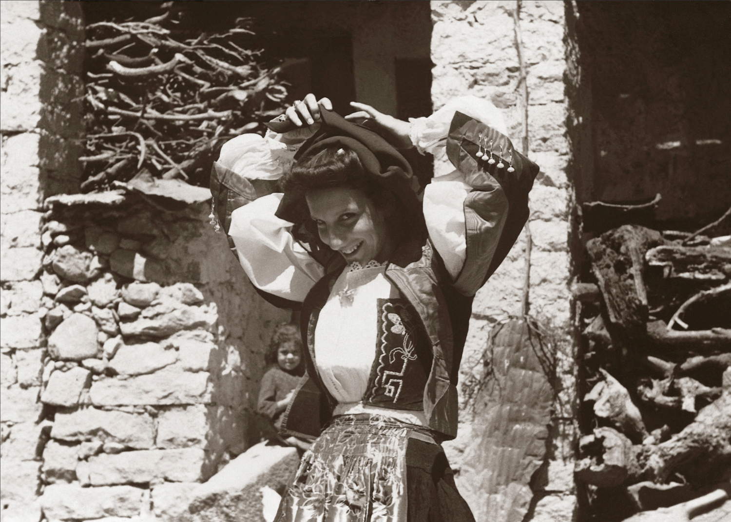 Ruth Guggenheim in abito tradizionale di Orani, agosto 1938. Archivio Nivola &copy; Ilisso