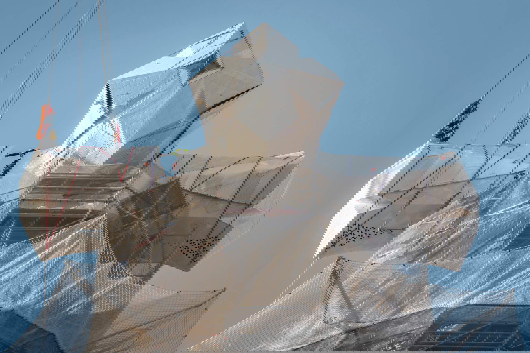 Completed the installation of the four horizontal arms of the cross of the Jesus Christ Tower of the Sagrada Fam&iacute;lia. Photo: &copy; Fundaci&oacute; Junta Constructora del Temple Expiatori de la Sagrada Fam&iacute;lia/ Pep Daud&eacute;