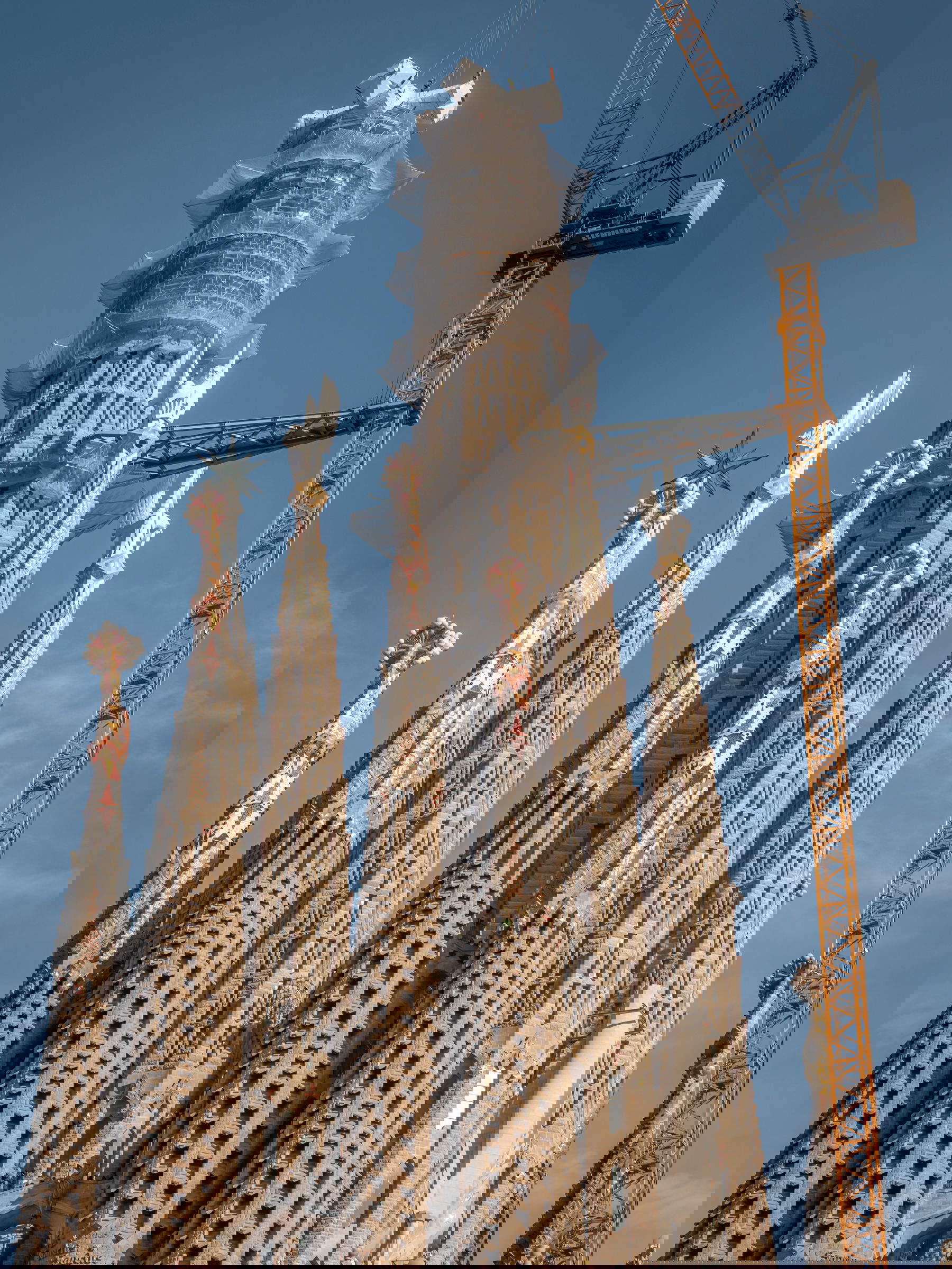 Completed the installation of the four horizontal arms of the cross of the Jesus Christ Tower of the Sagrada Fam&iacute;lia. Photo: &copy; Fundaci&oacute; Junta Constructora del Temple Expiatori de la Sagrada Fam&iacute;lia/ Pep Daud&eacute;