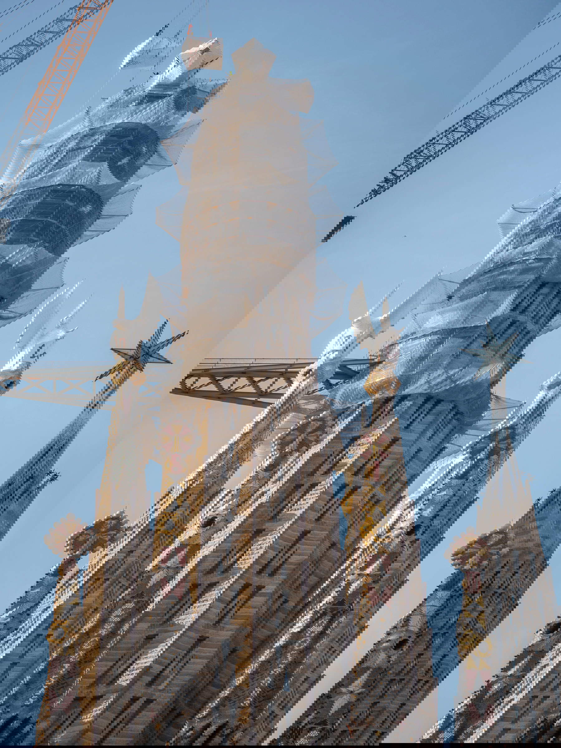 Completed the installation of the four horizontal arms of the cross of the Jesus Christ Tower of the Sagrada Fam&iacute;lia. Photo: &copy; Fundaci&oacute; Junta Constructora del Temple Expiatori de la Sagrada Fam&iacute;lia/ Pep Daud&eacute;