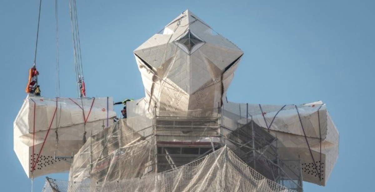 Sagrada Família, installed the four horizontal arms of the cross of the tower of Jesus Christ